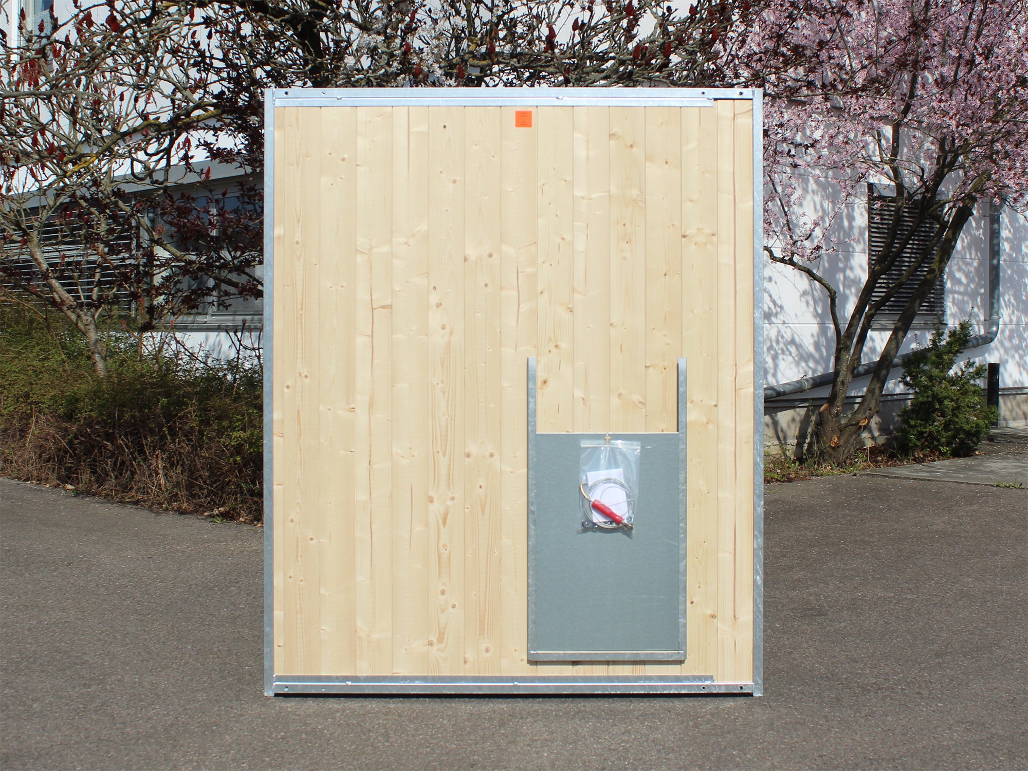 Holzwand 1,5 m breit und 1,82 m hoch mit Schieber für Hunde