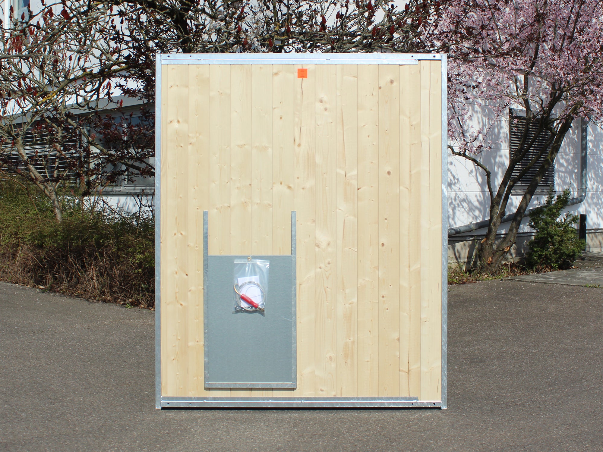 Holzwand mit Öffnung für Hunde bedienbar mit einem Seilzug