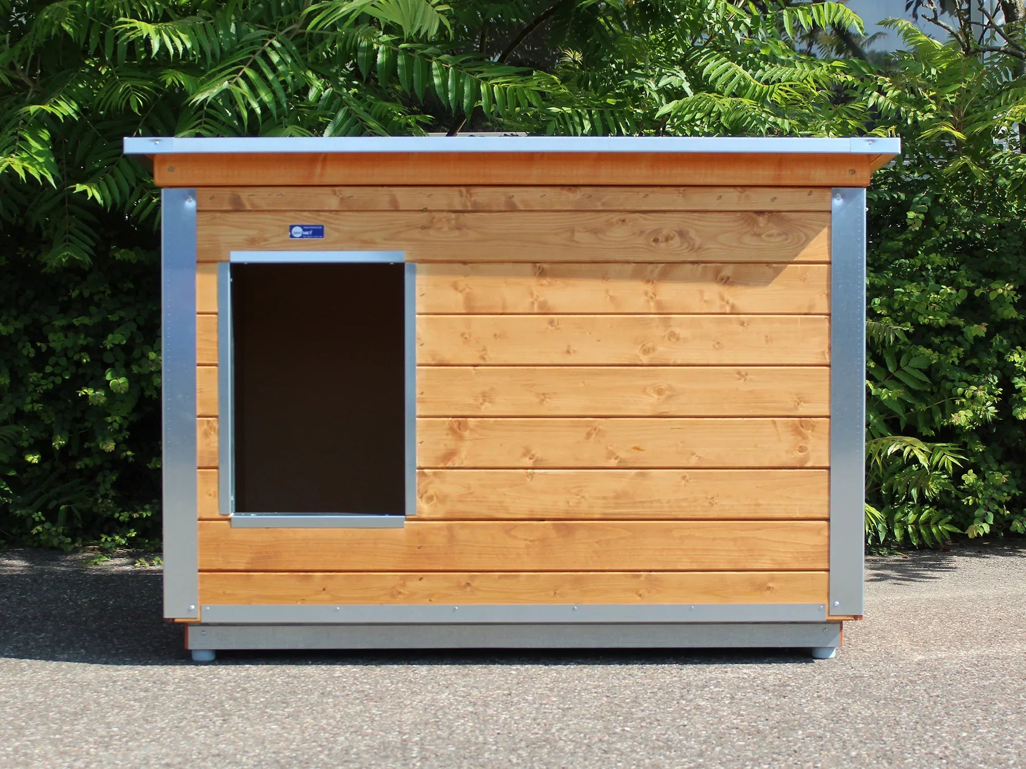 Isolierte Hundehütte mit Bodenfreiheit und verstärkten Kanten