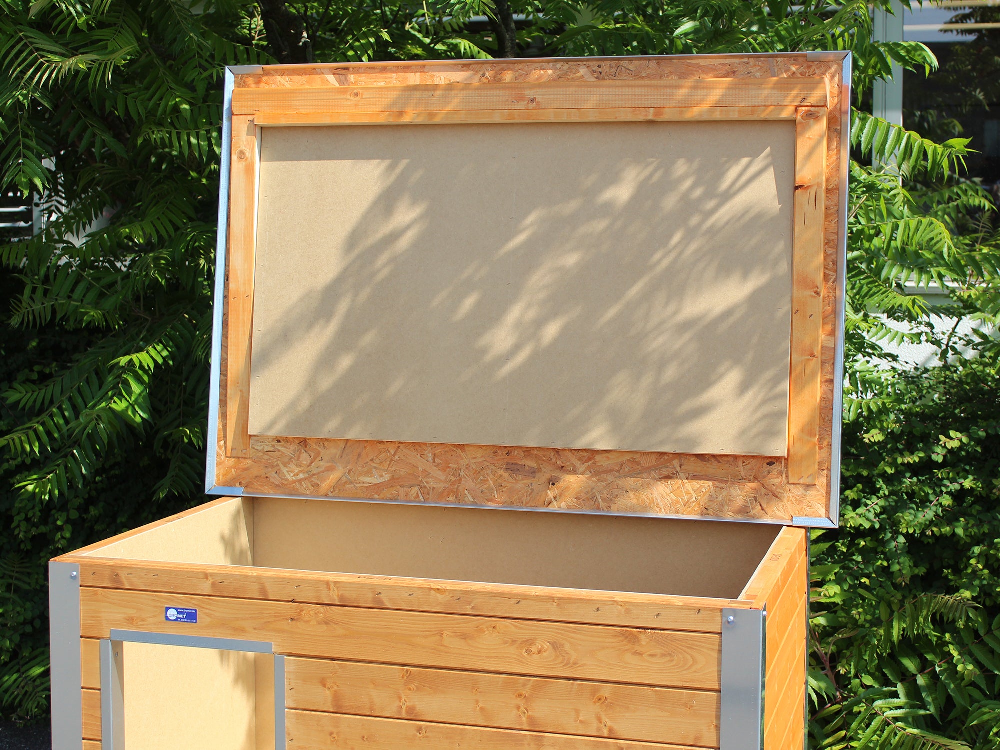 Isolierte Hundehütte mit geöffnetem Dach aufgestellt im Freien