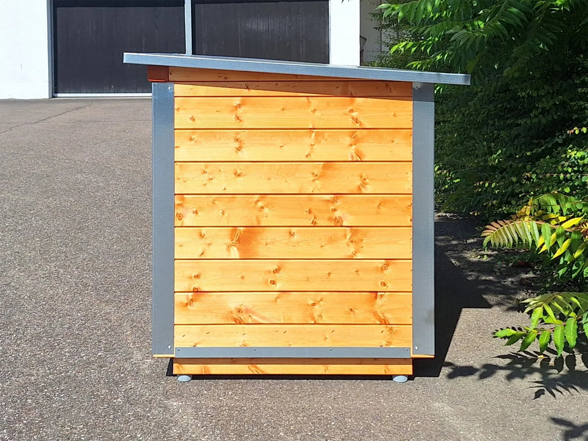 Hundehütte mit schrägem Dach und isolierten Wänden aus Fichtenholz