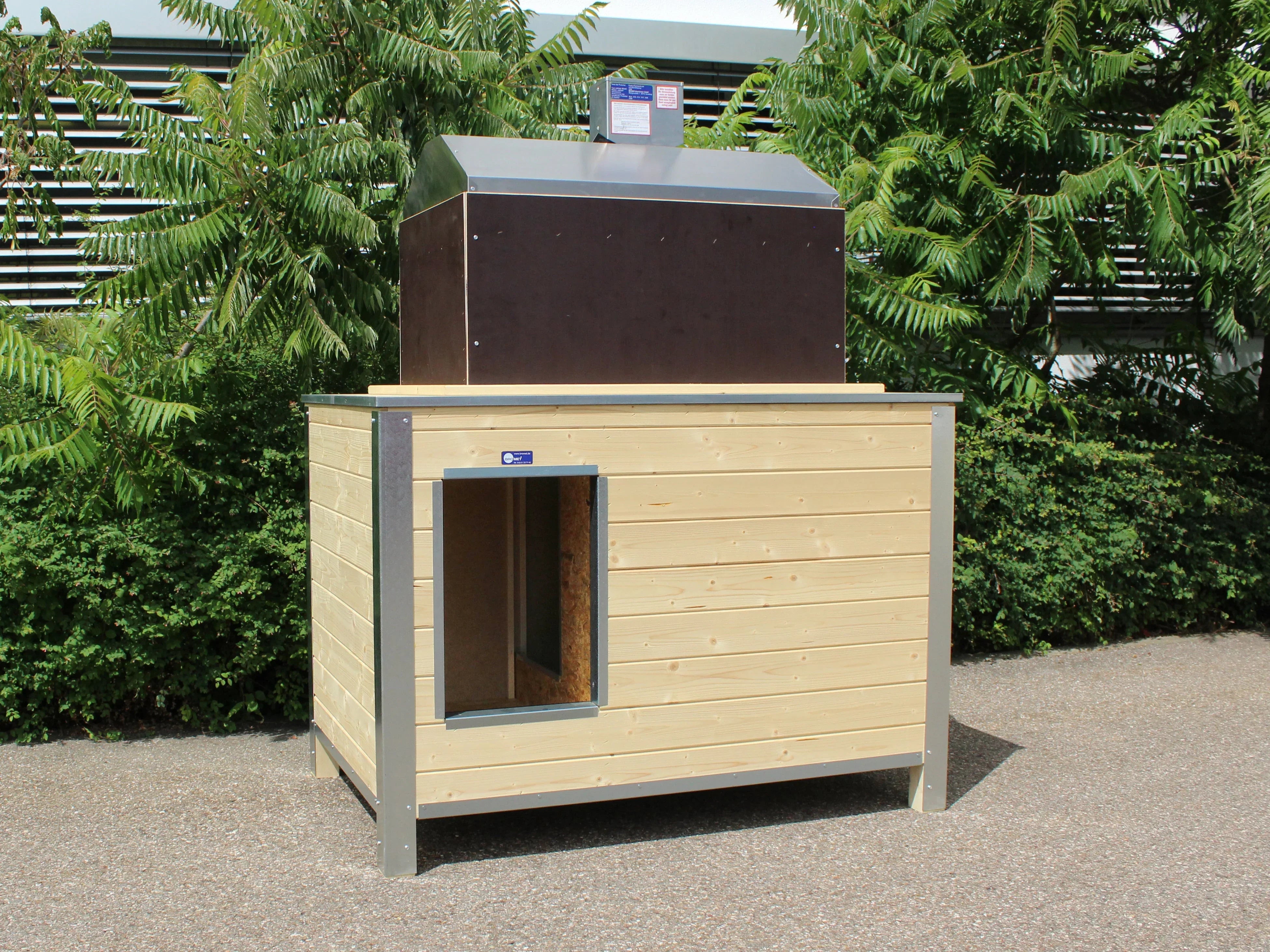 Hundehütte mit seitlichem Eingang und Trennwand