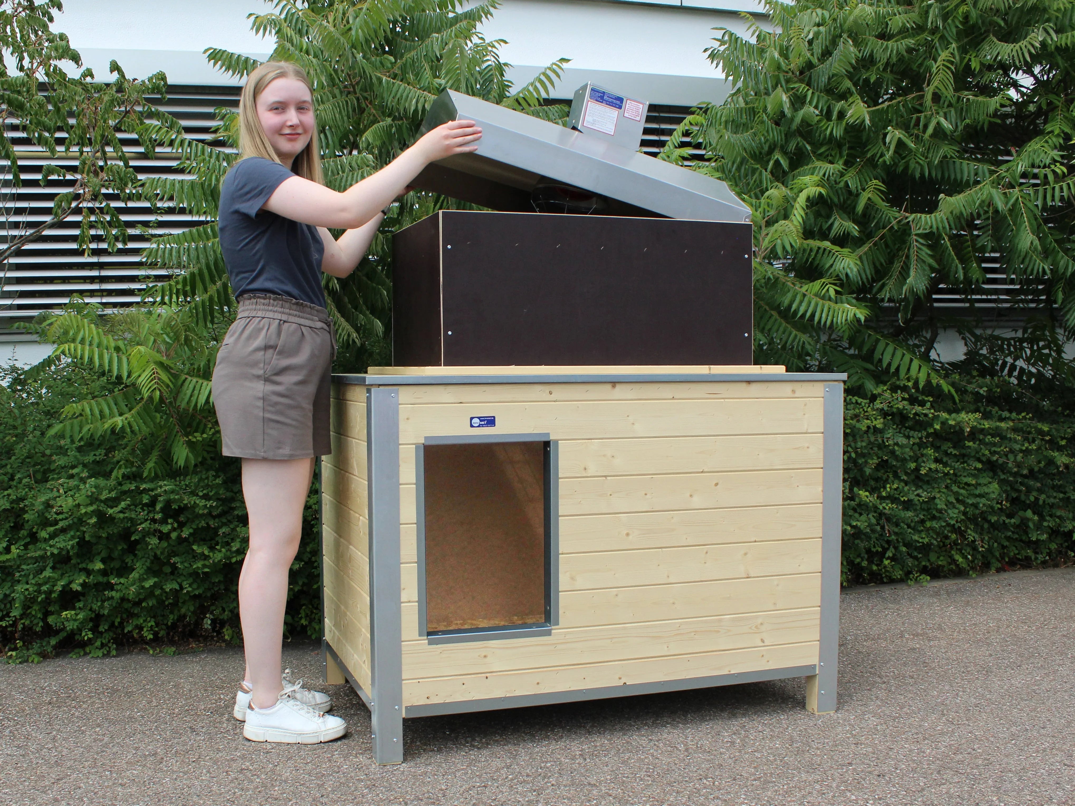 Hundehütte mit seitlichem Einstieg und Wärmeaufsatz