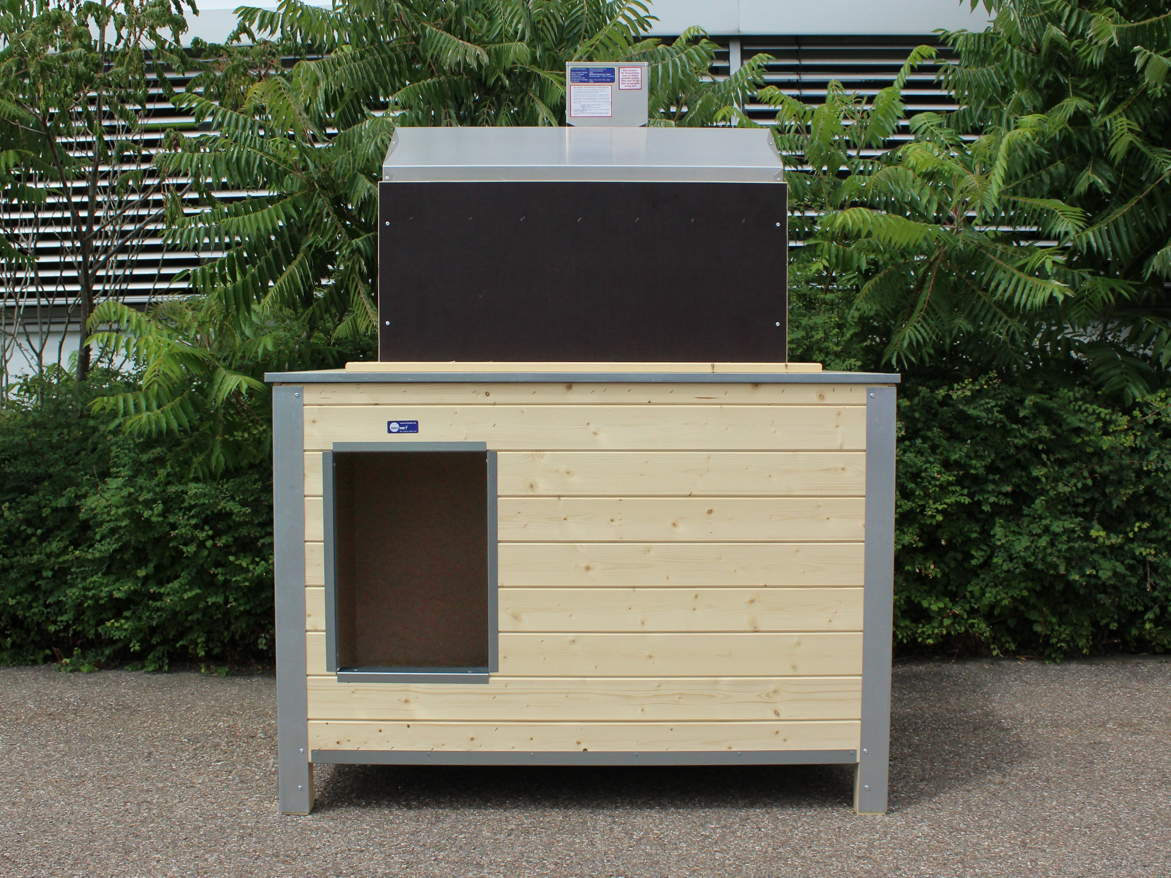 Hundehütte aus Holz mit Infrarotwärmelampe