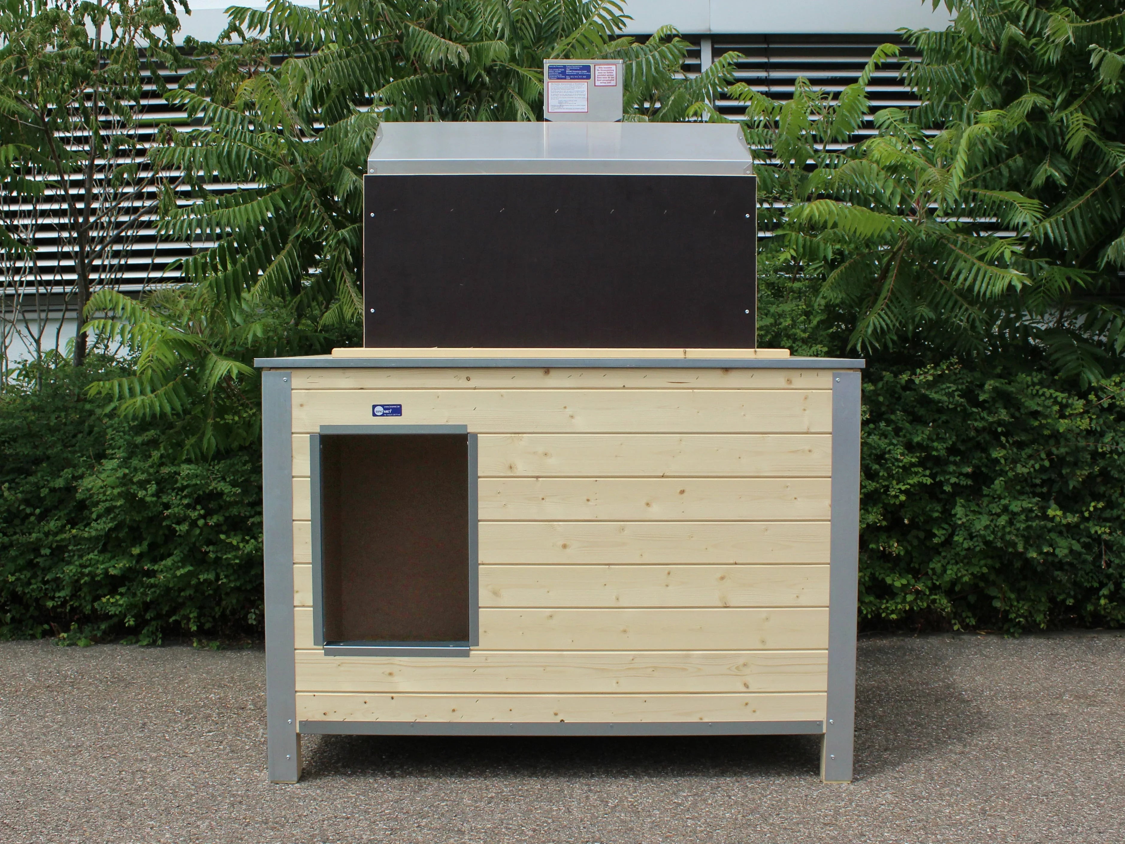 Hundehütte aus Holz mit Infrarotwärmelampe