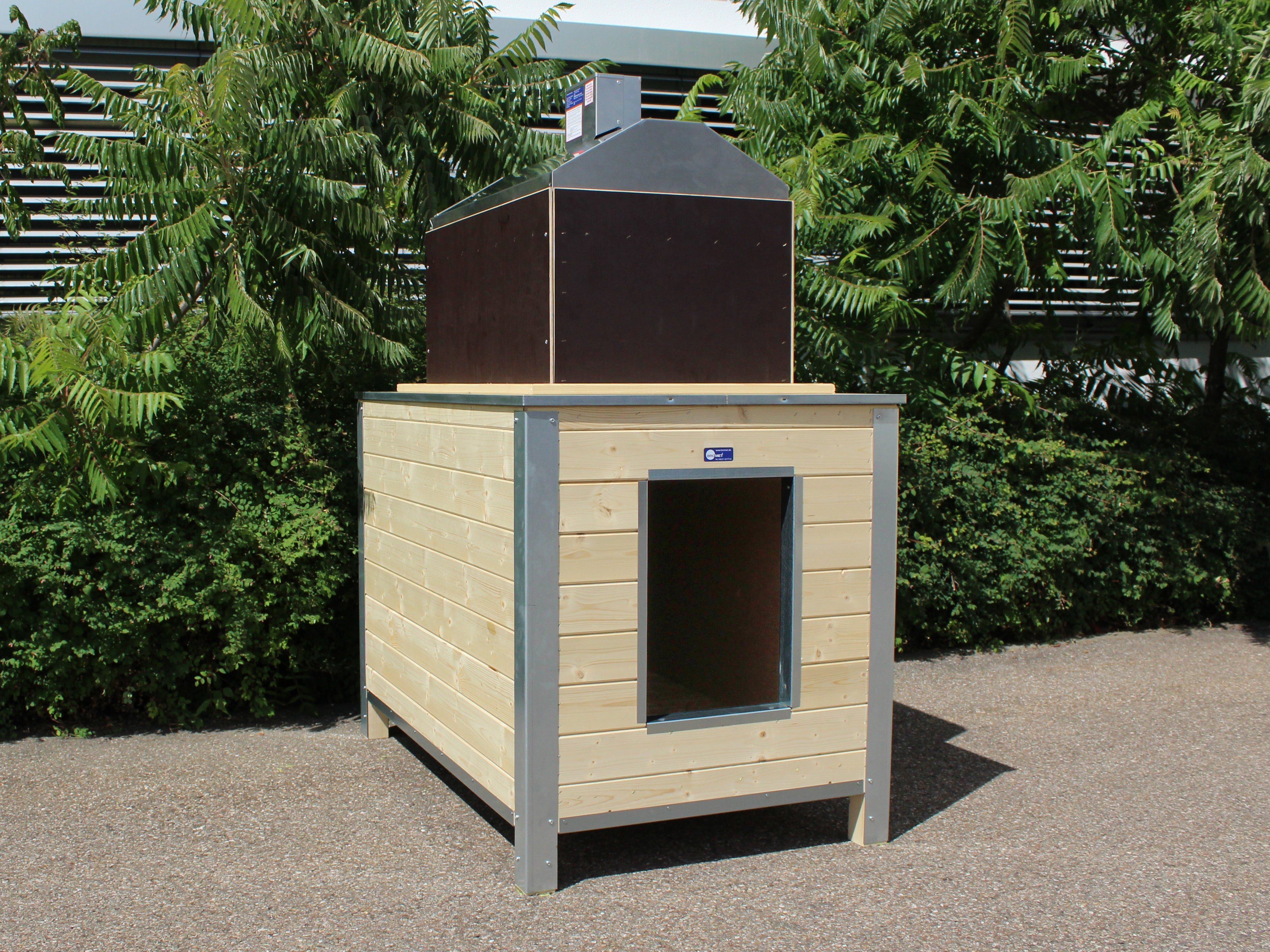 Hundehütte aus Holz mit Infrarotwärmelampe und geschützten Kanten aus Blech
