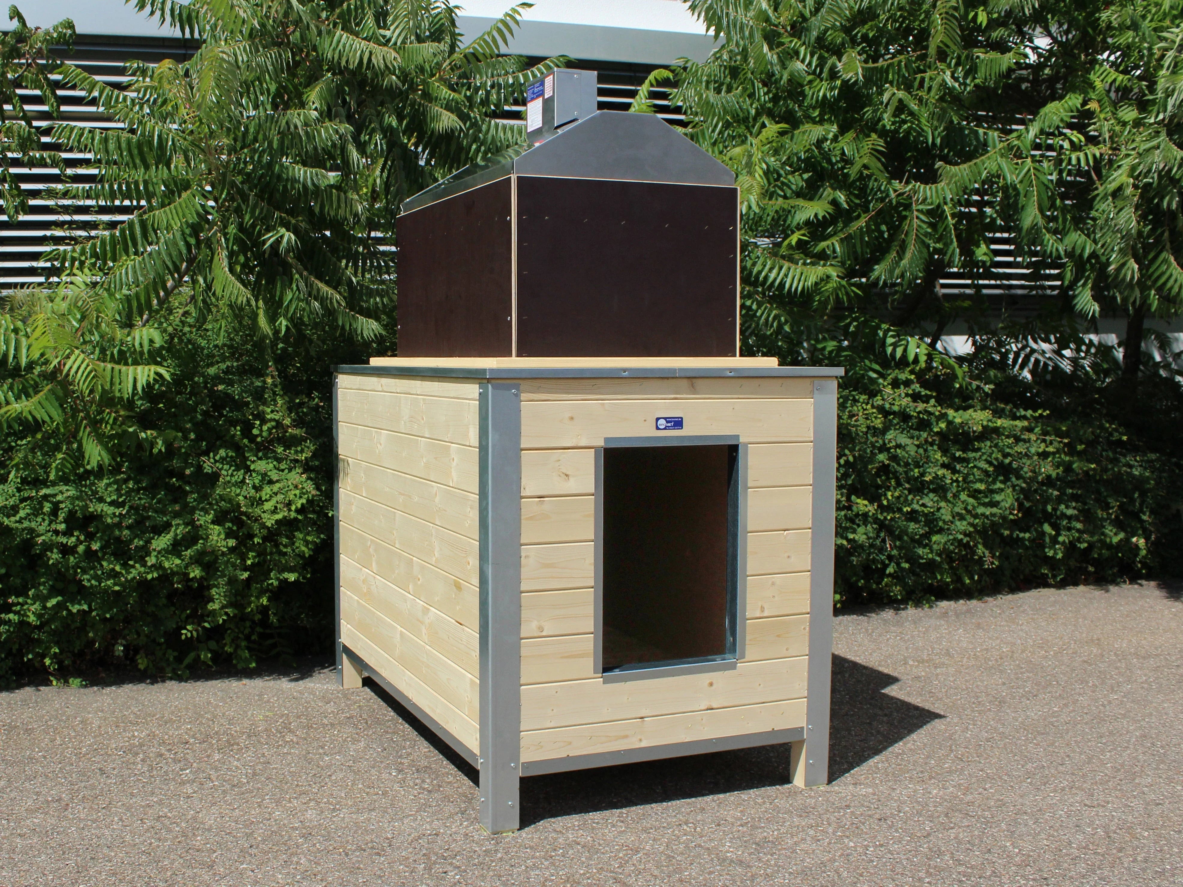 Hundehütte aus Holz mit Infrarotwärmelampe und geschützten Kanten aus Blech