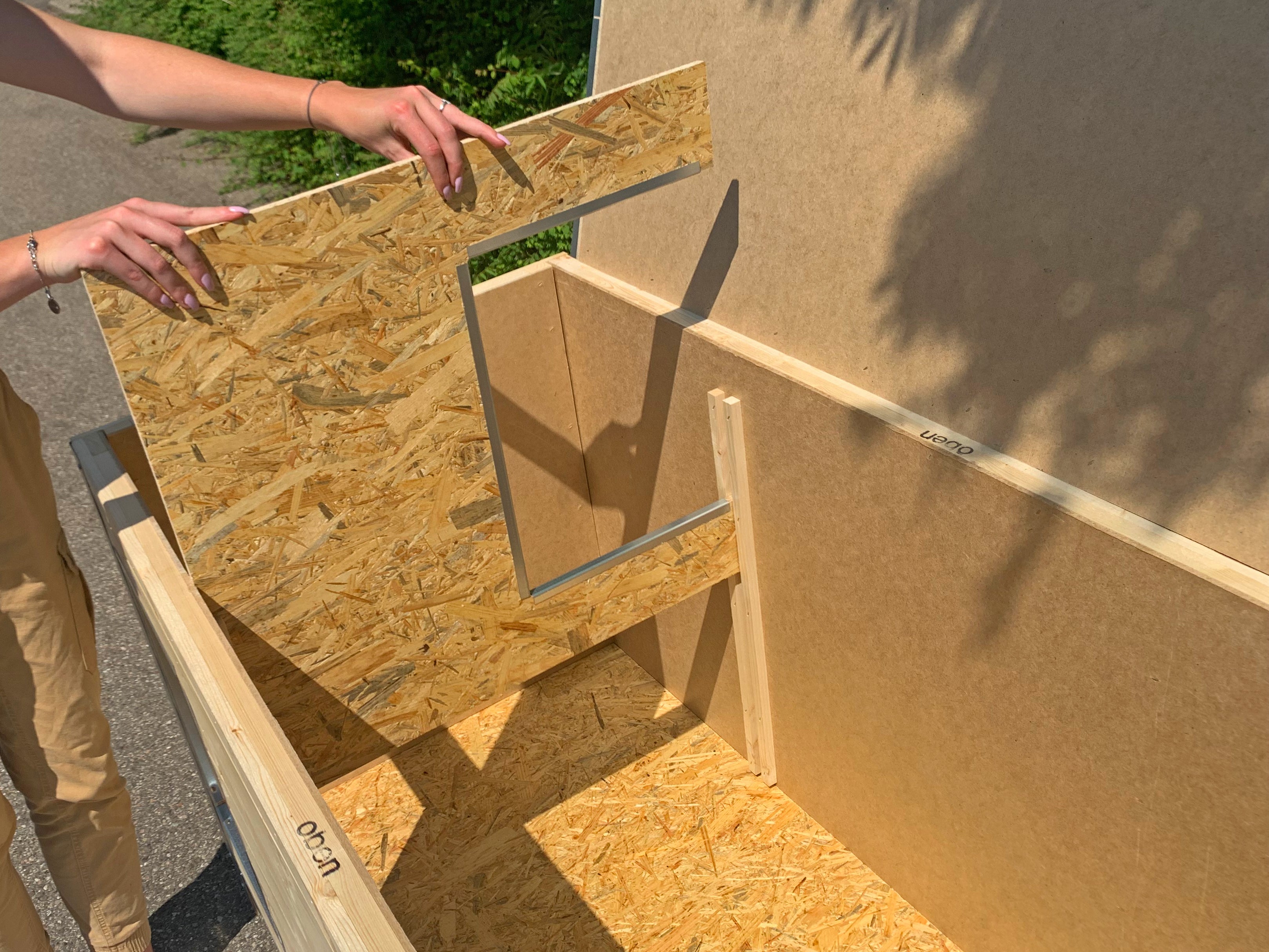 Hundehütte mit Trennwand aus Holz für kleine Hunde oder als Windschutz