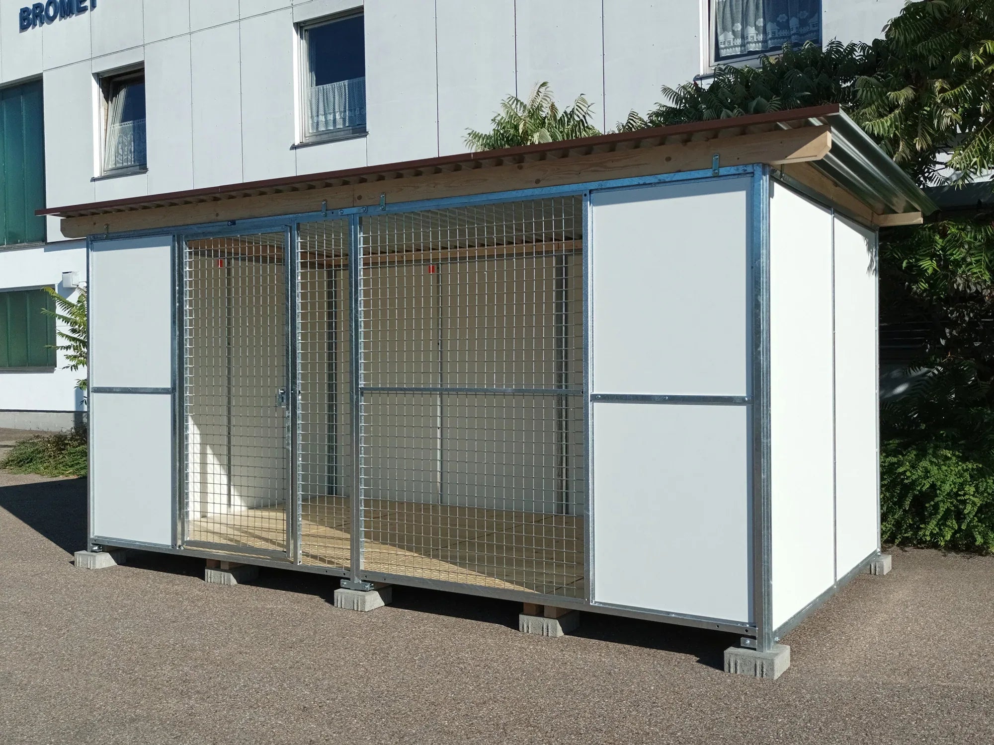 Europa-Zwinger 2 x 4 m Ausführung Vollschutz mit Gitterfront, Dach und Holzboden