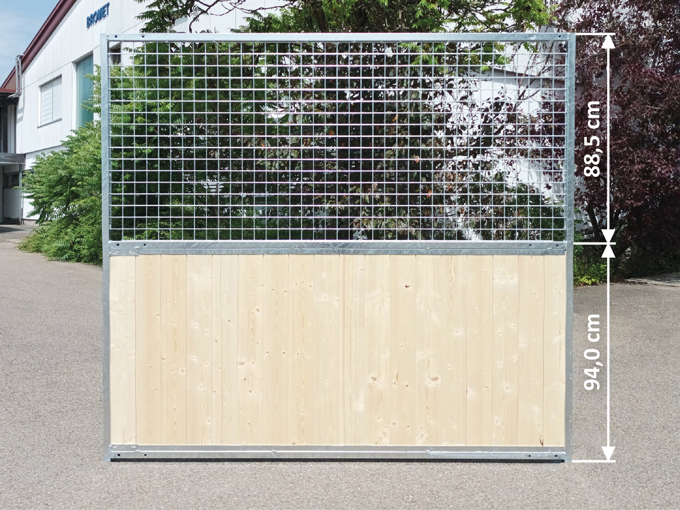 Verzinktes Gitterelement mit Holzsegment als Windschutz