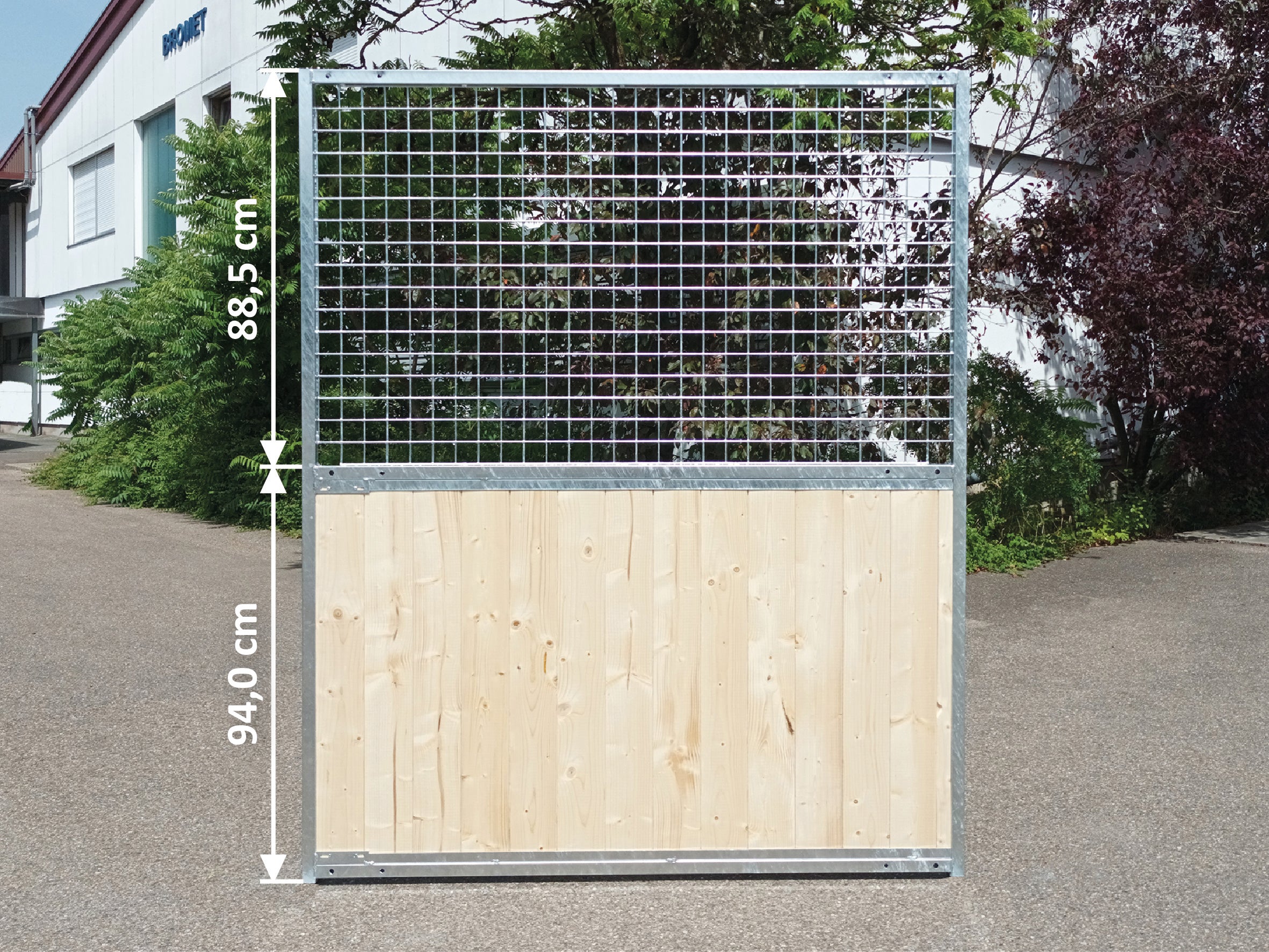 Verzinktes Gitterelement mit Holzsegment als Windschutz