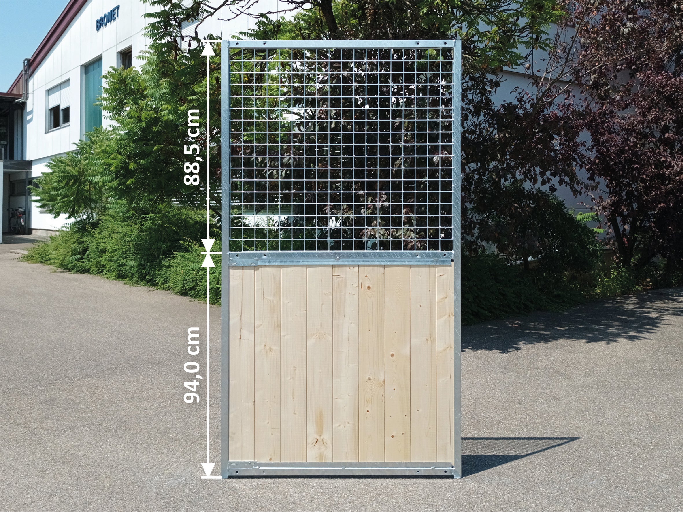 Verzinktes Gitterelement mit Holzsegment als Windschutz