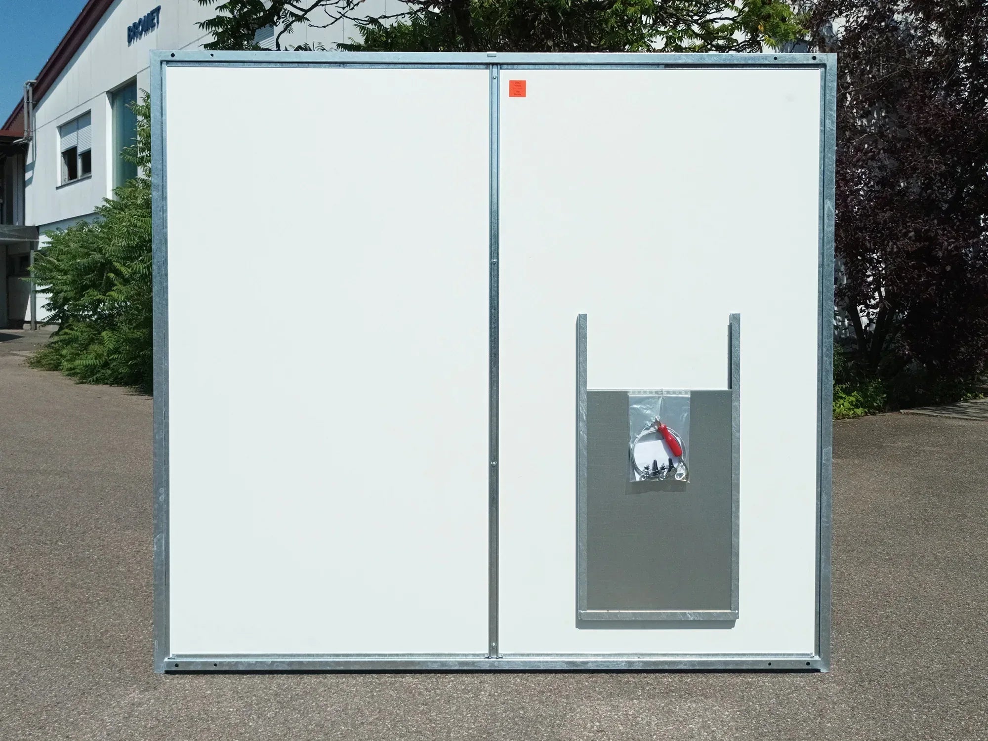 Weiße Hundezwingerwand mit Schieber aus Blech