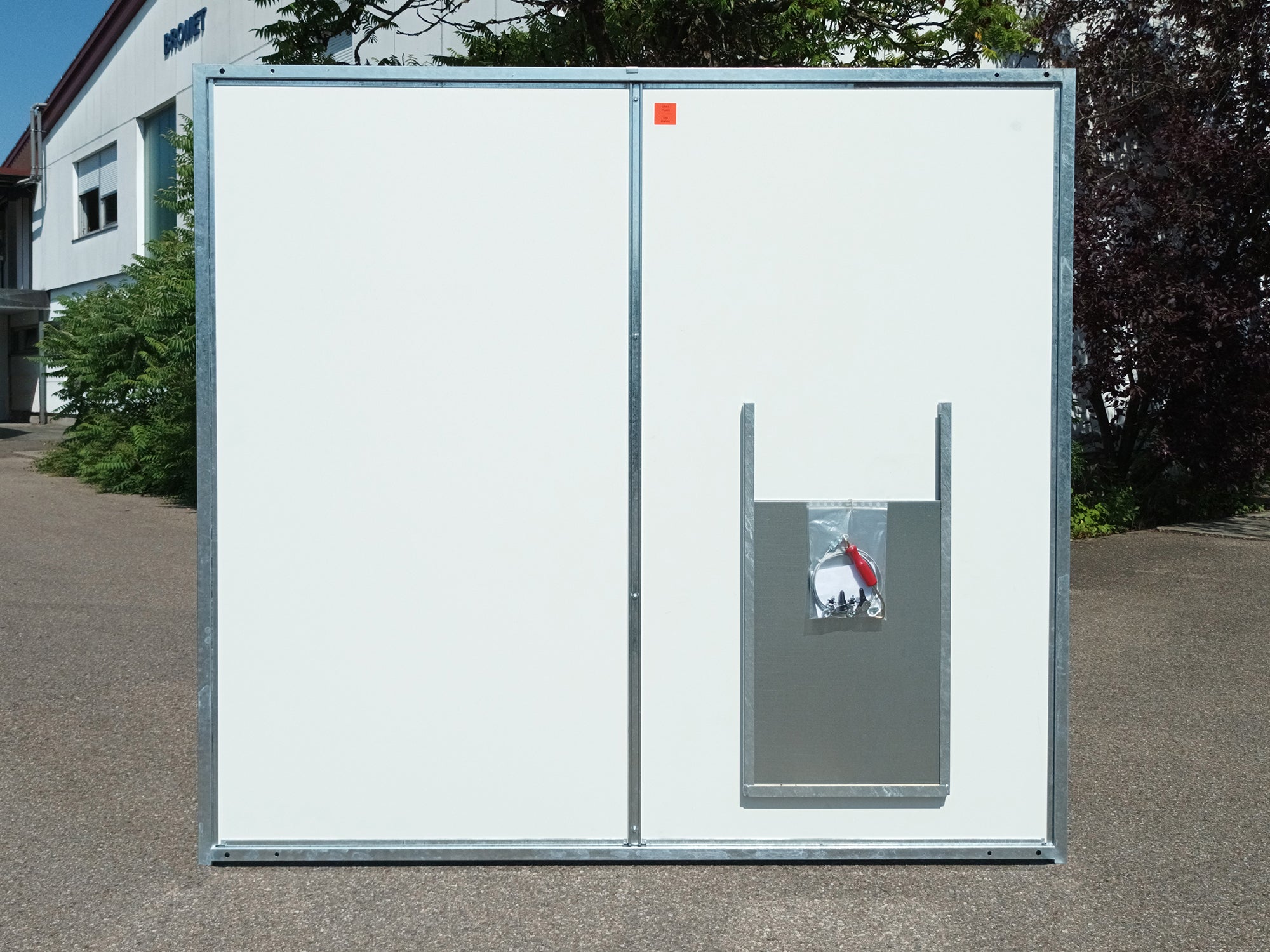 Weiße Hundezwingerwand mit Schieber aus Blech