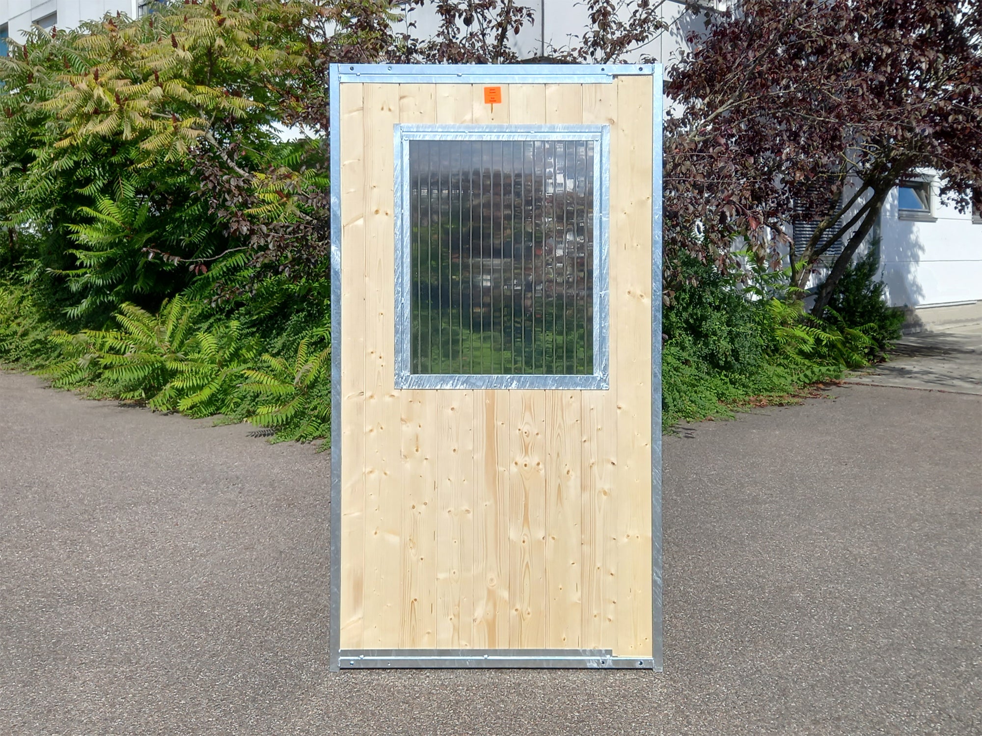 Stahlelement gefüllt mit Fichtenbretter und eingebautem Fenster