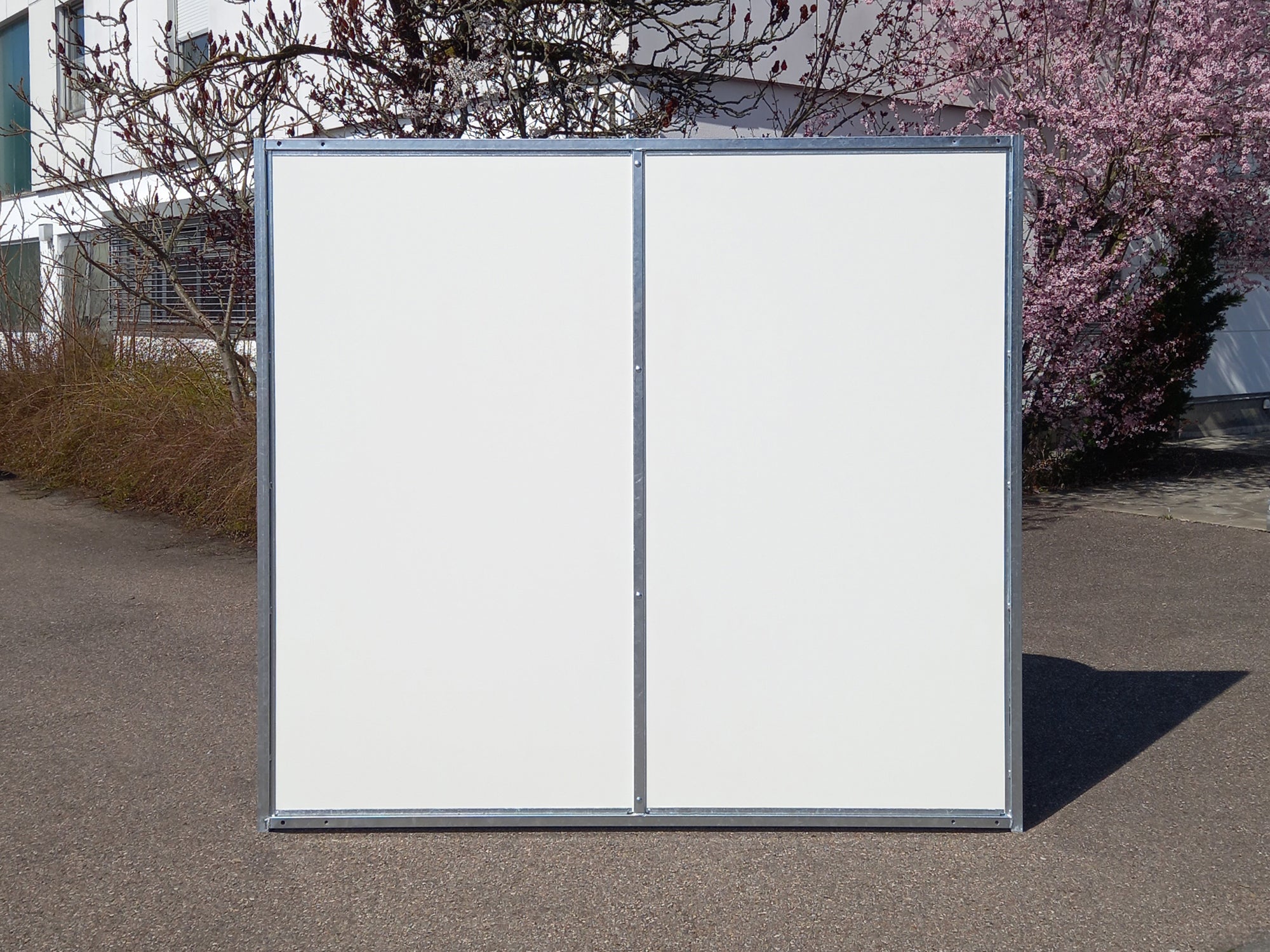 Hundezwingerwand mit verzinktem Stahlrohrrahmen und weißen Vollkernkunststoff-Platten