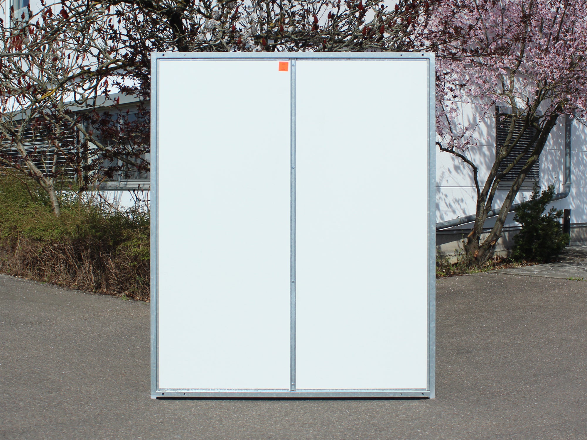 Hundezwingerwand 1,5 m breit und 1,82 m hoch gefüllt mit glatten und weißen Platten