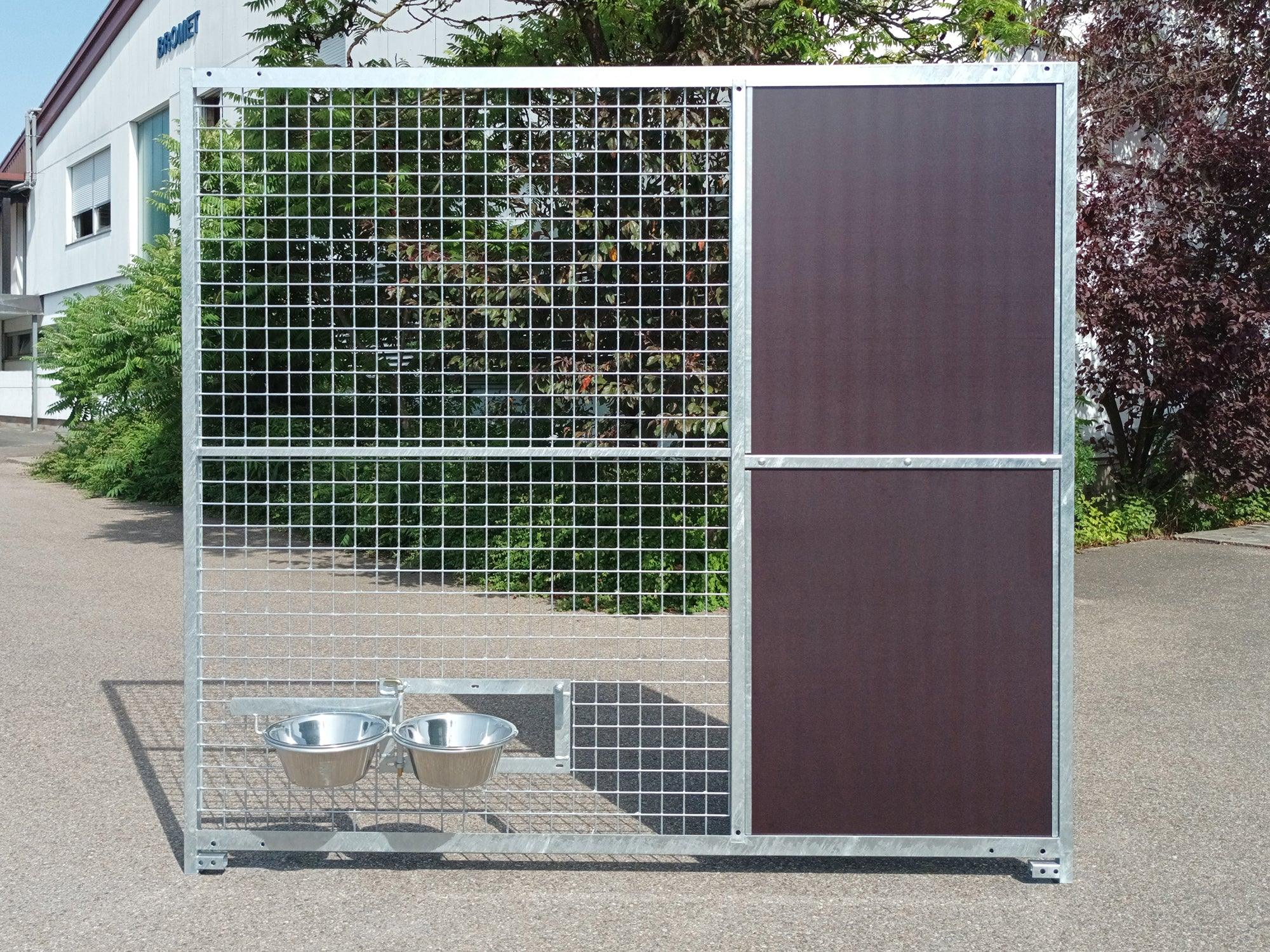 2 Meter breites Zwingerelement mit Futternäpfe die von außen und innen bedienbar sind