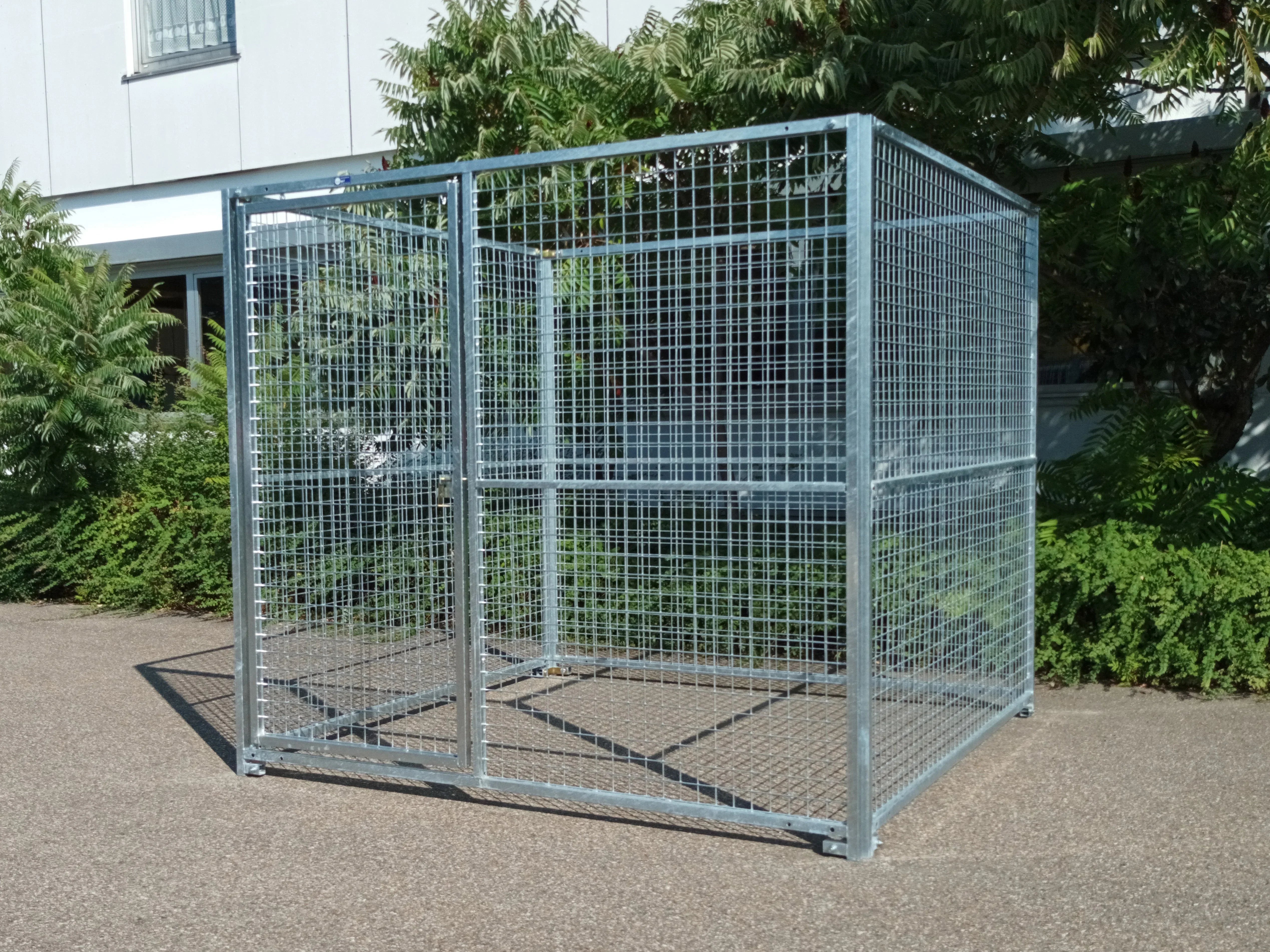 Hundezwinger mit Wänden aus verzinkten Gitterelementen