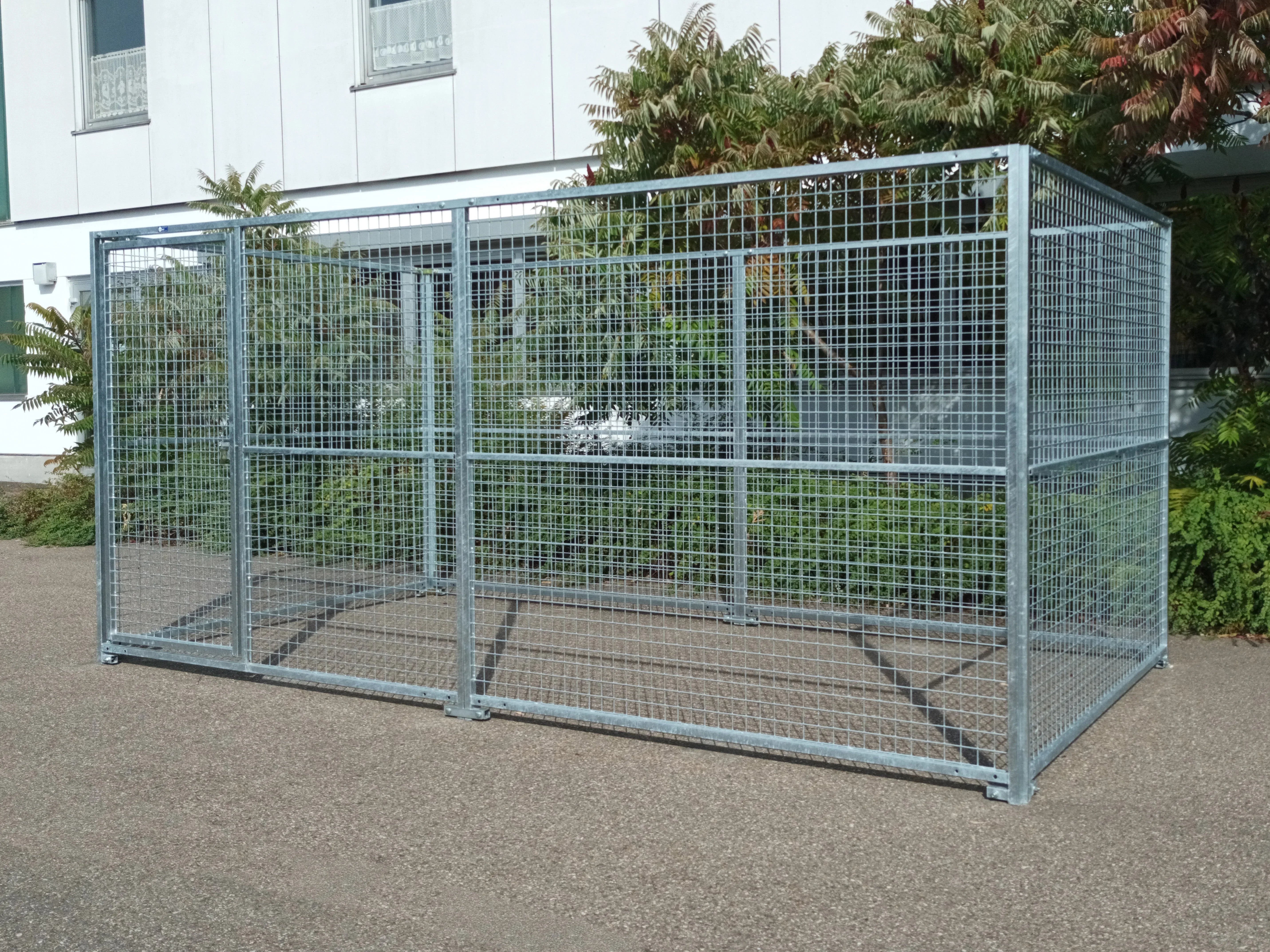 Stahl-Hundezwinger aus verzinkten Zaunelementen mit Türe nach innen öffnend