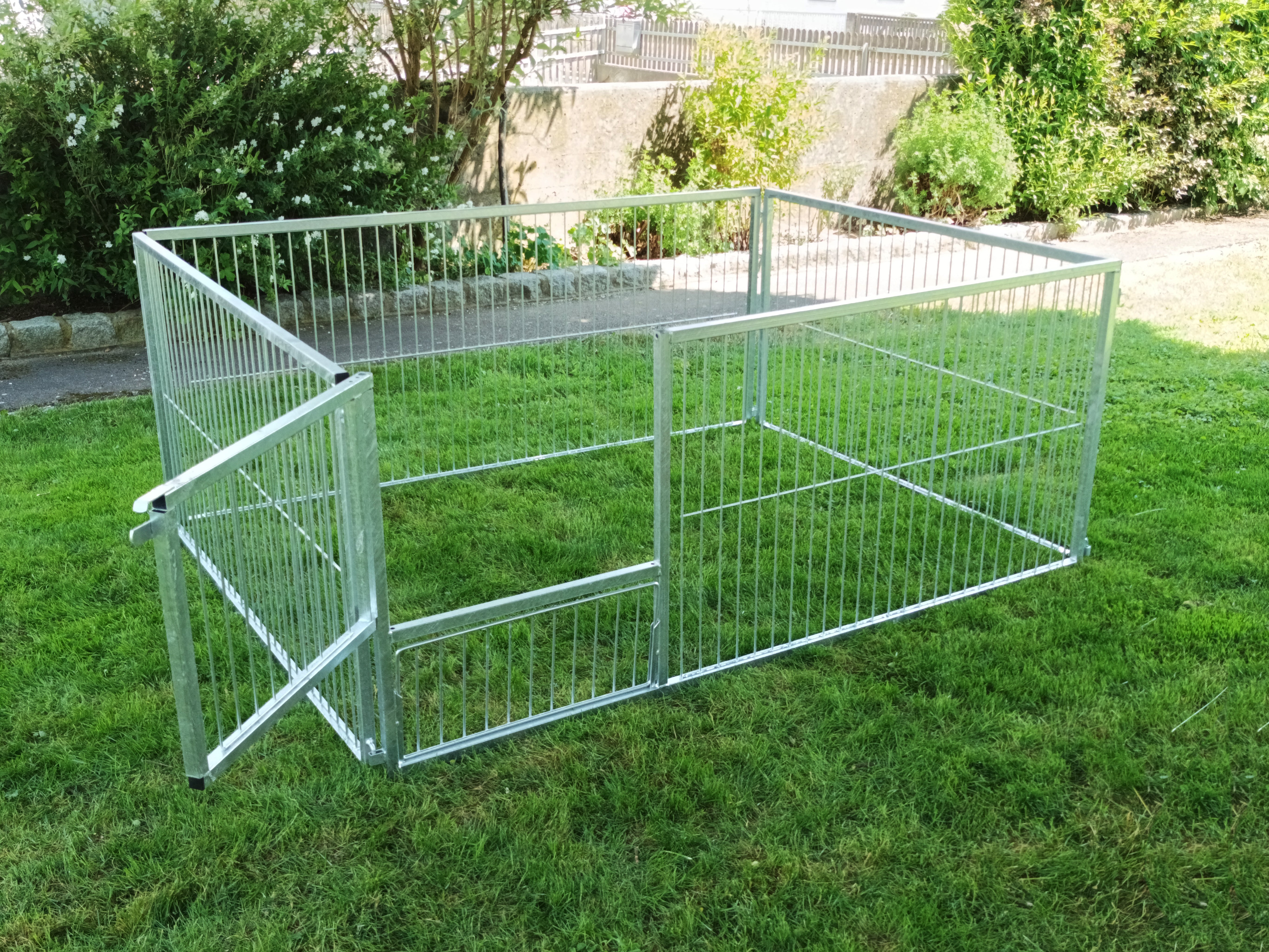 Welpen-Auslauf aufgebaut als Rechteck mit 82 cm hohen Elementen