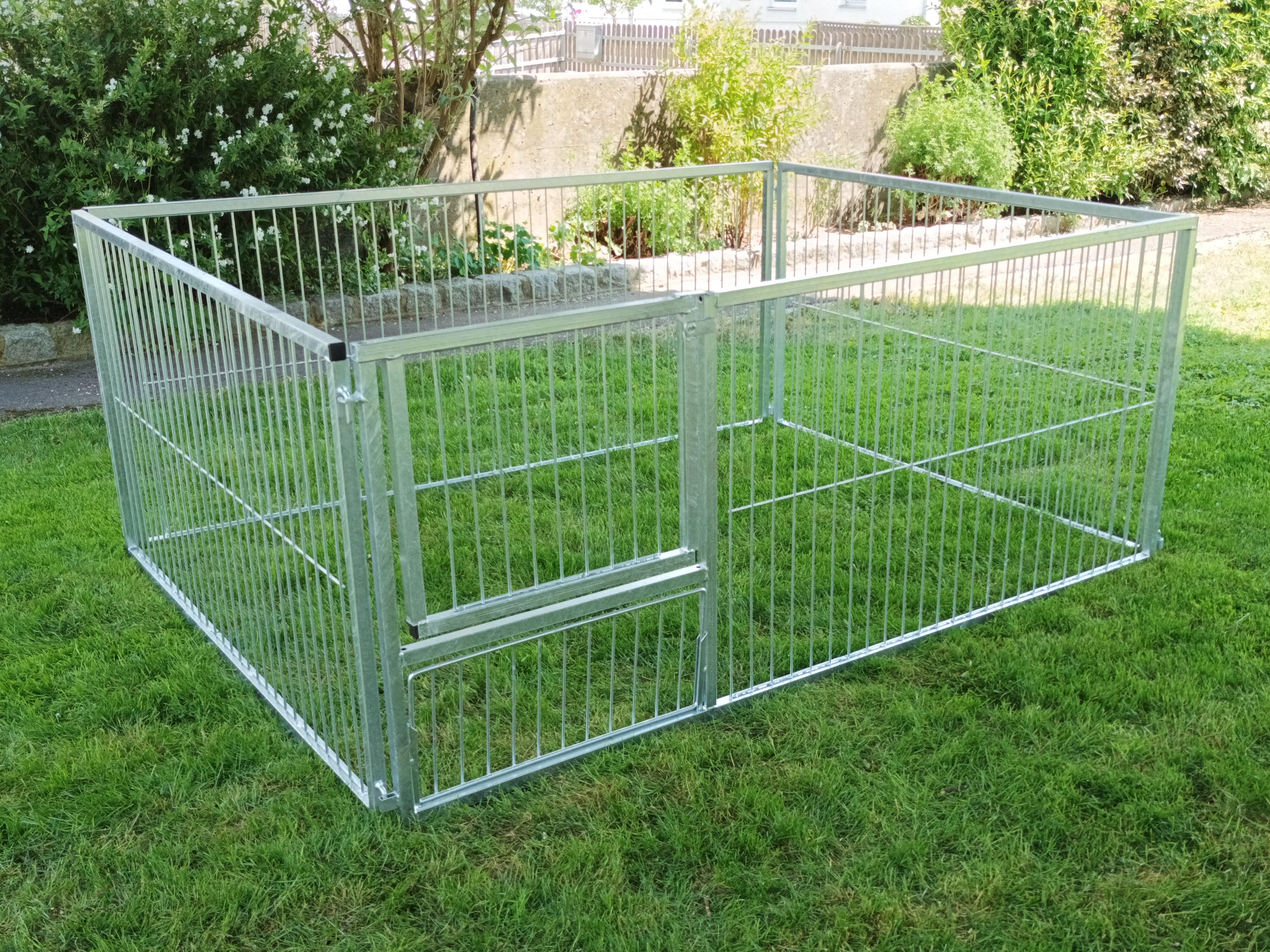 Korrosionsbeständiger Welpenauslauf aufgestellt im Gras