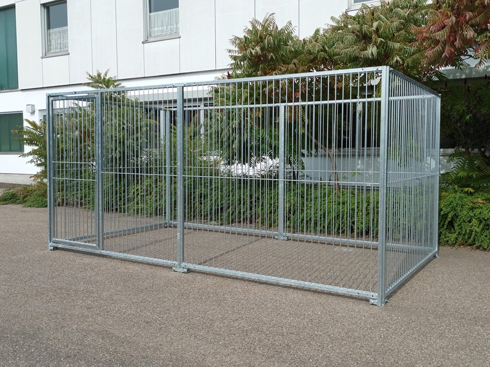 Stahlzwinger für Hunde aufgebaut im Freien mit abschließbarer Türe