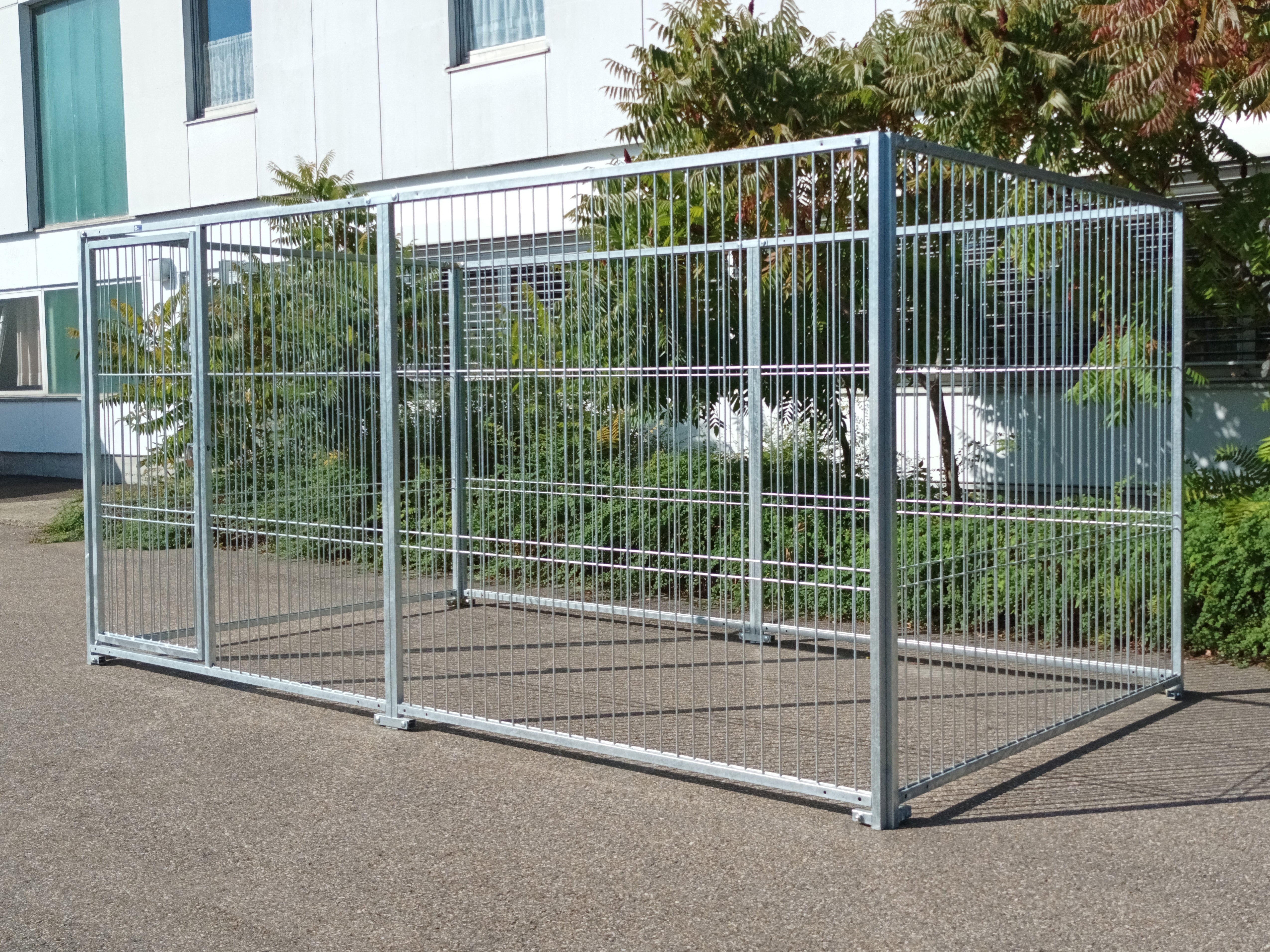 Hundezwinger aus Stahl mit Rohrstabelementen für große und mittelgroße Hunde