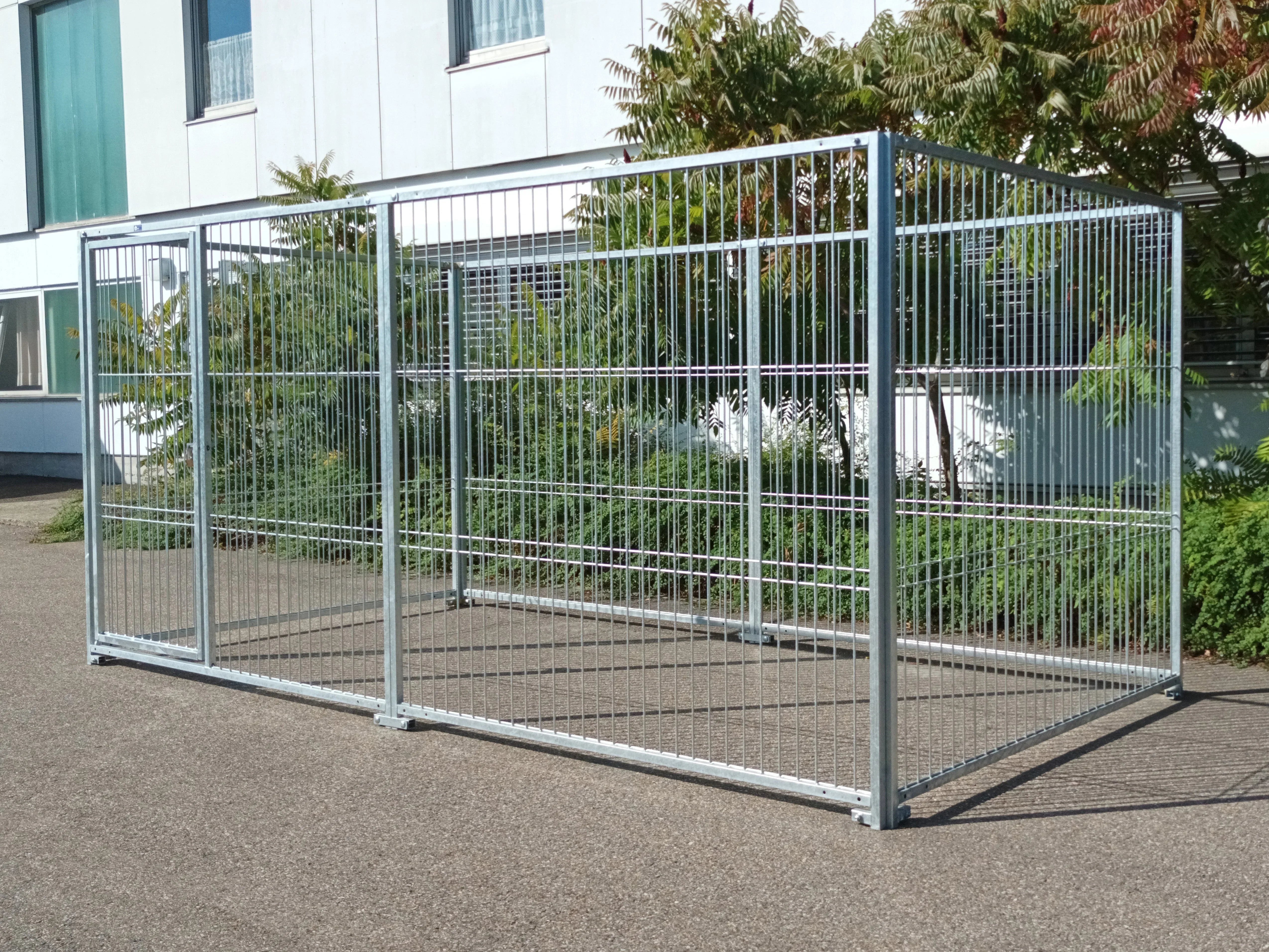 Hundezwinger aus Stahl mit Rohrstabelementen für große und mittelgroße Hunde