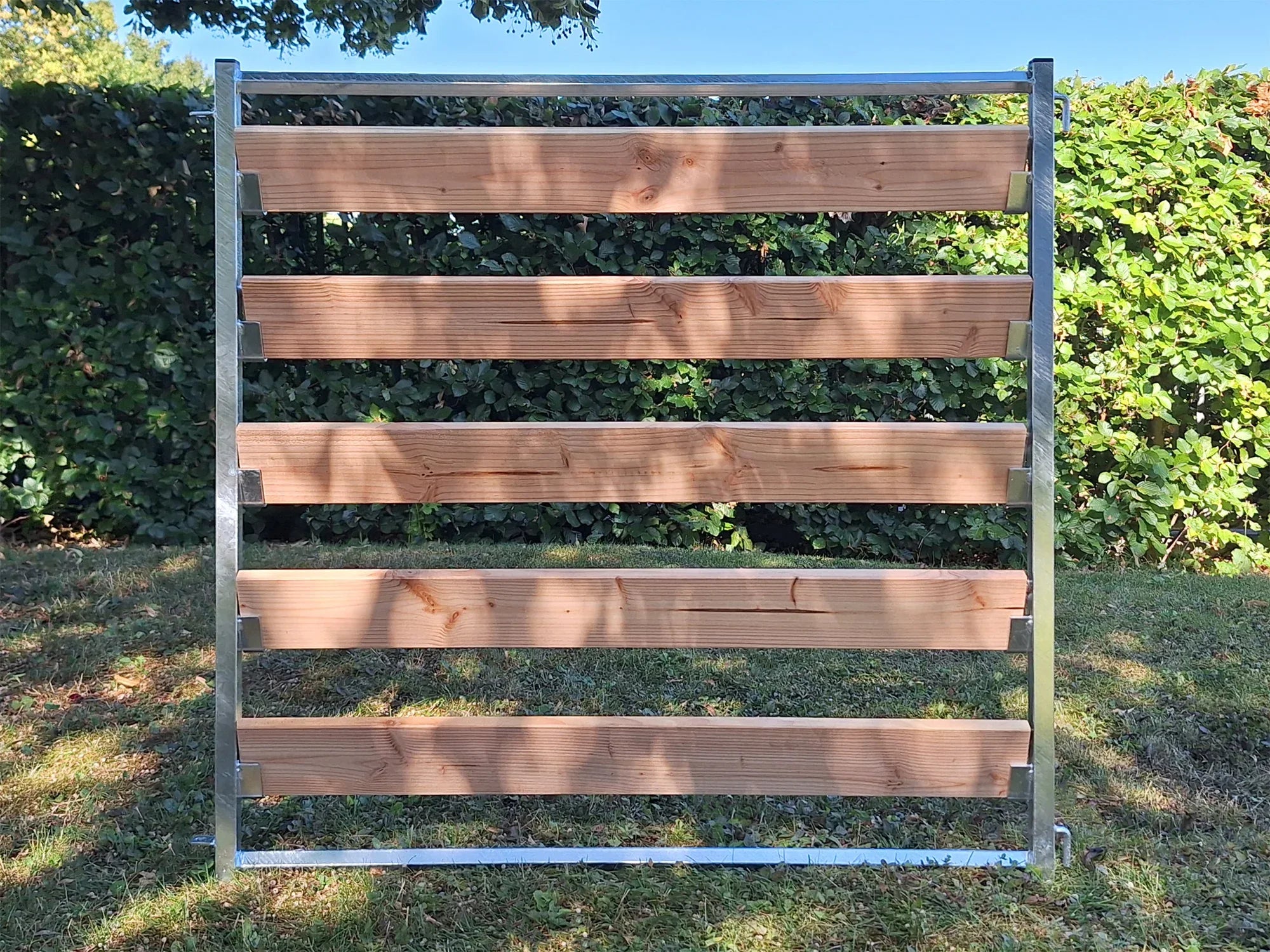 Komposter-Element mit eingeschobenen Brettern zur einfachen Kompostentnahme