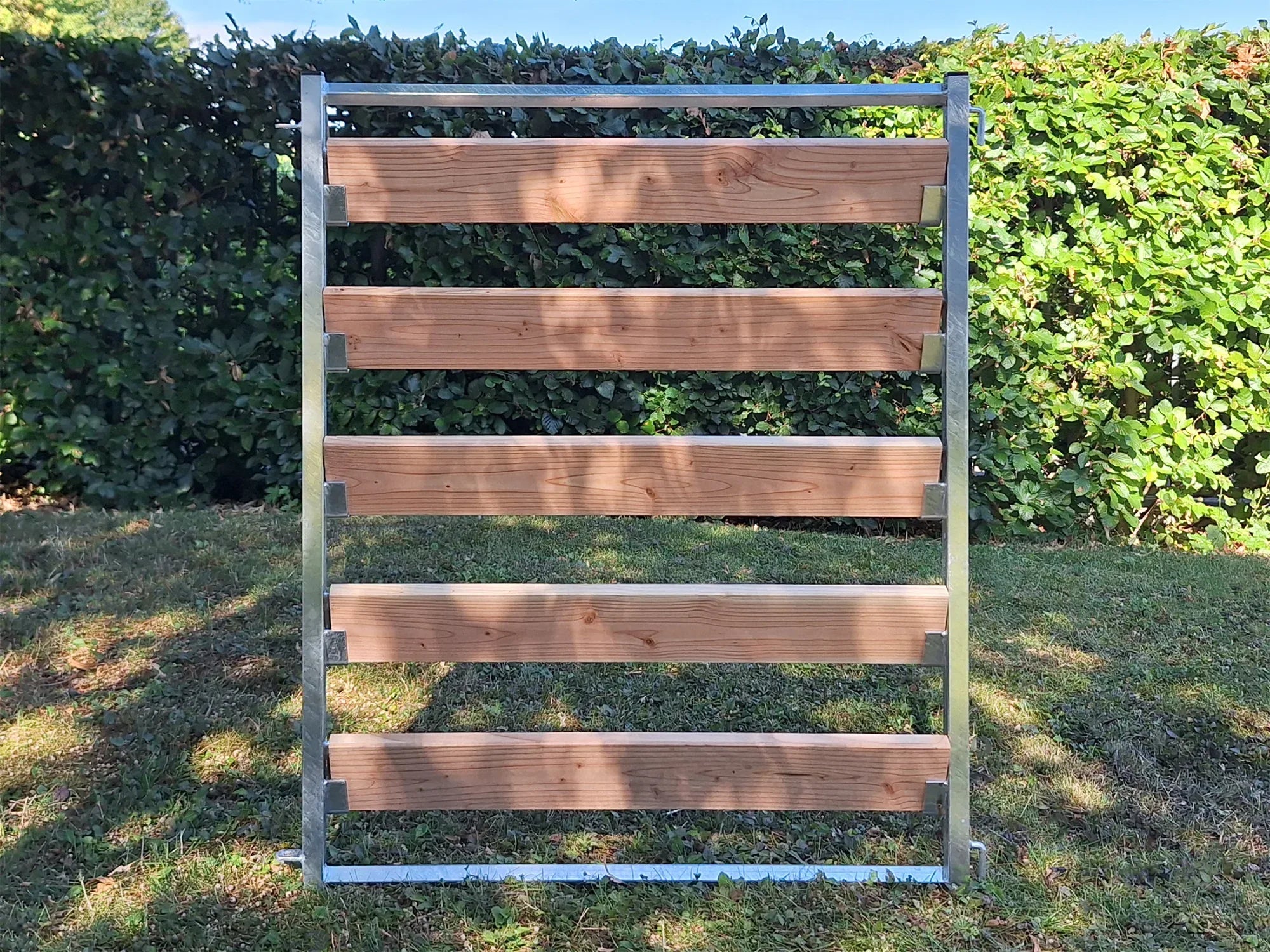 Komposter-Element mit eingeschobenen Brettern zur einfachen Kompostentnahme