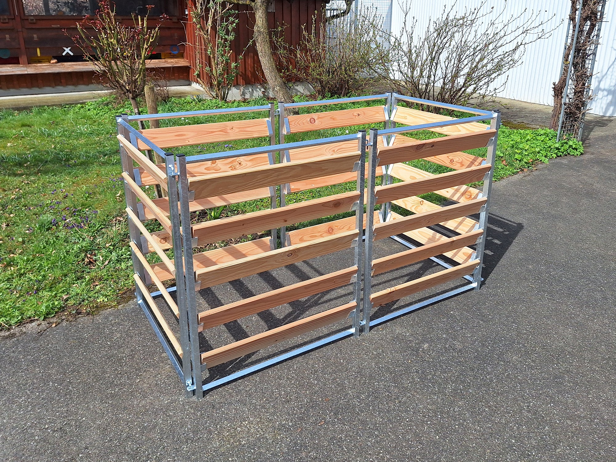 Komposter mit leichtem und stabilen Stahlrahmen