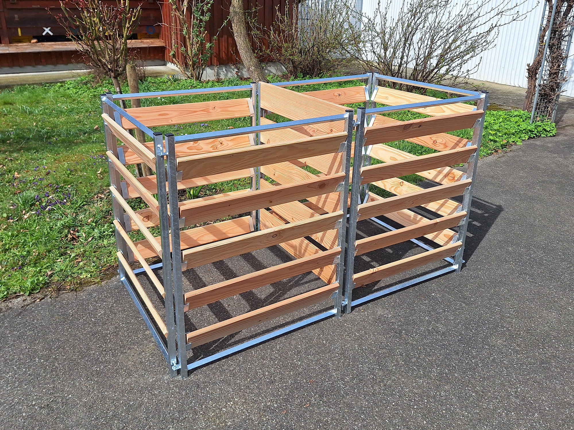 Komposter mit Trennwand aufgebaut im Garten