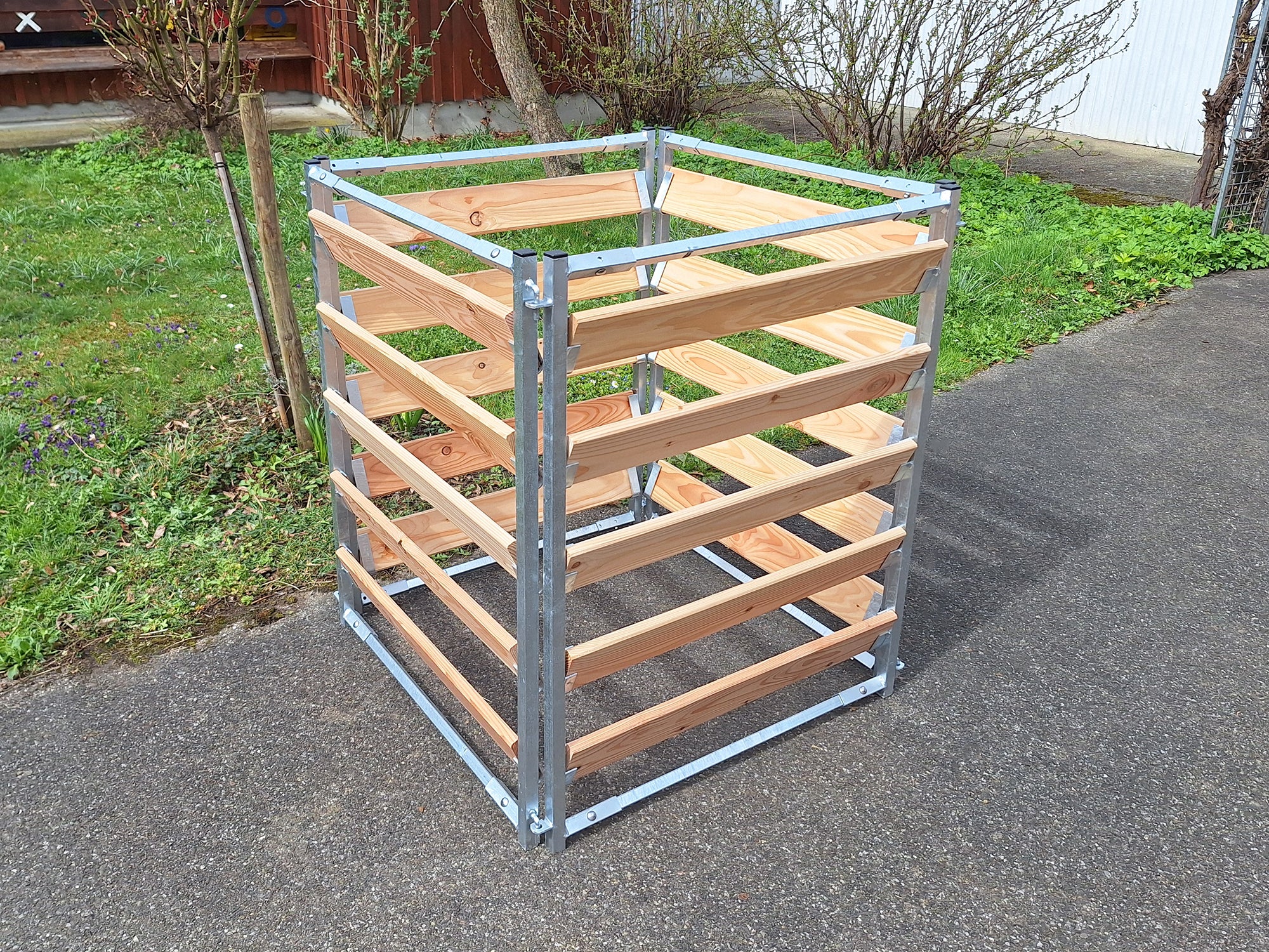 Komposter aus naturbelassenem Holz