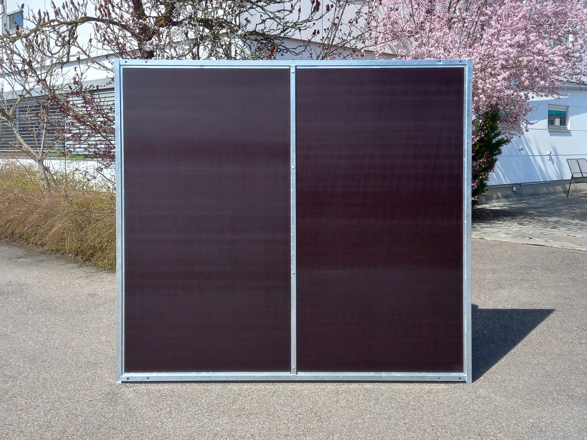 Braune Hundezwingerwand aus 12 mm starken Platten