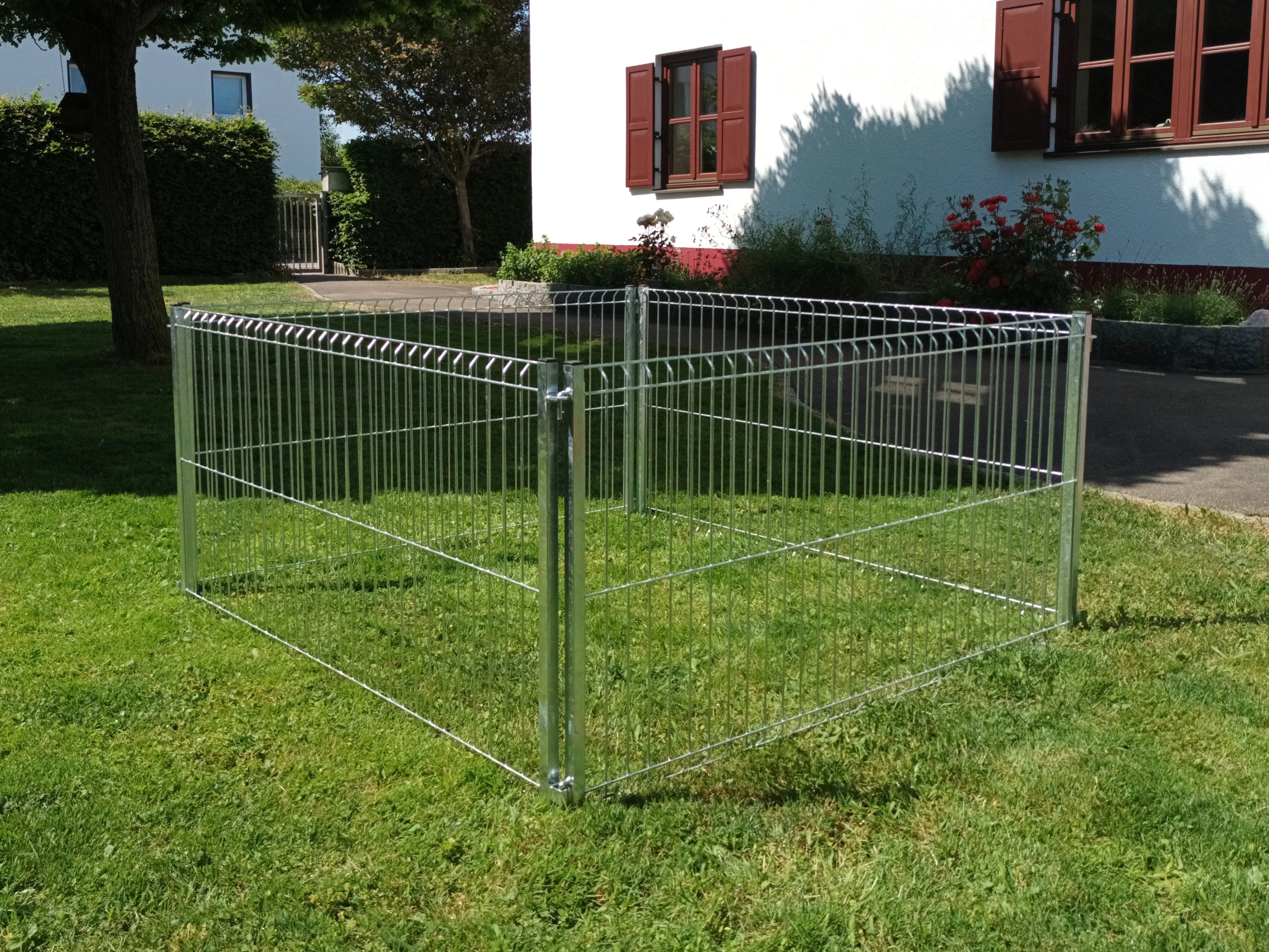 Welpenauslauf in 4-Eck Form aufgebaut im Gras