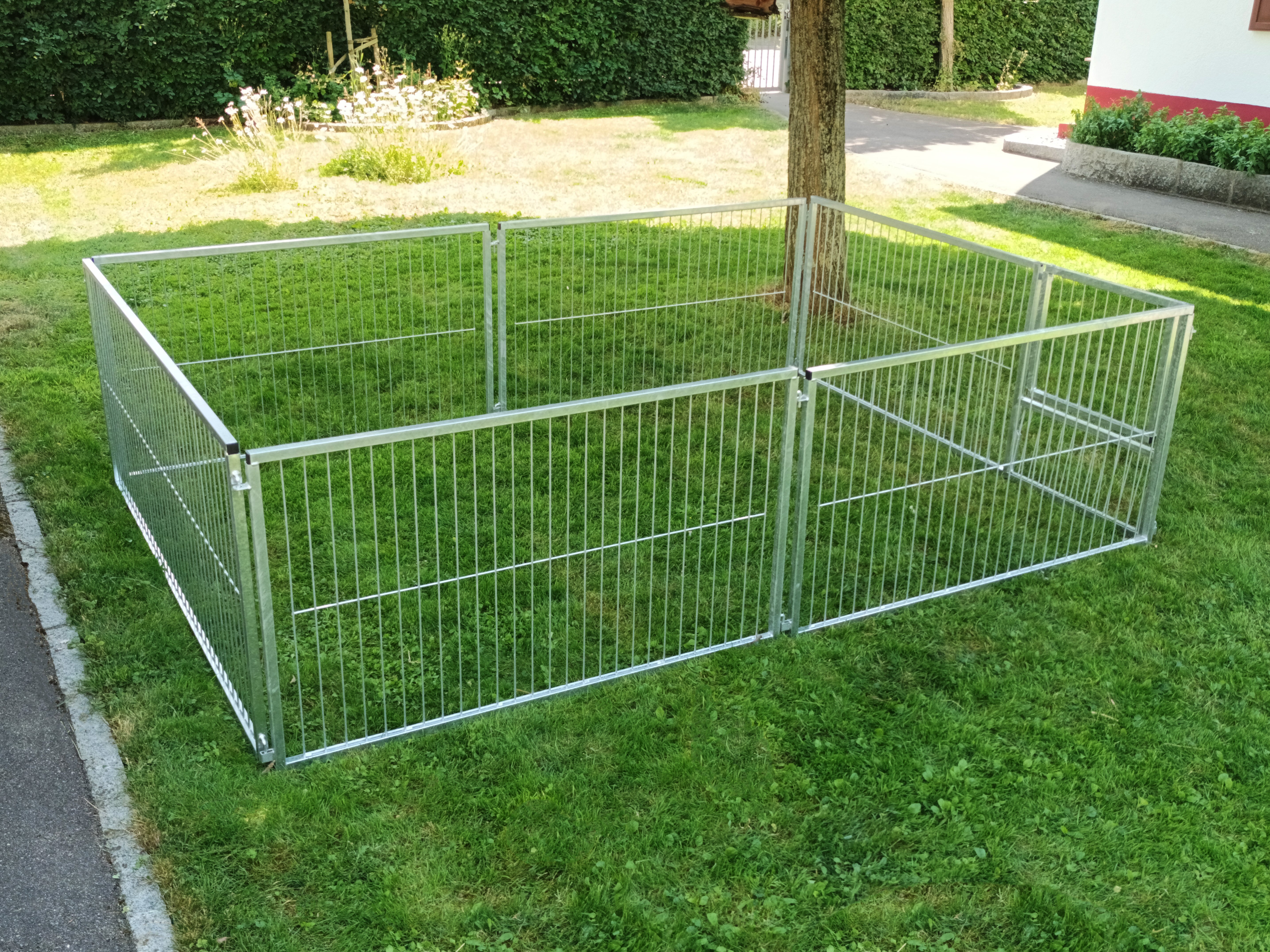 Robuster Welpenauslauf mit Elementen aus 4-Kantrohren und Stabmatte