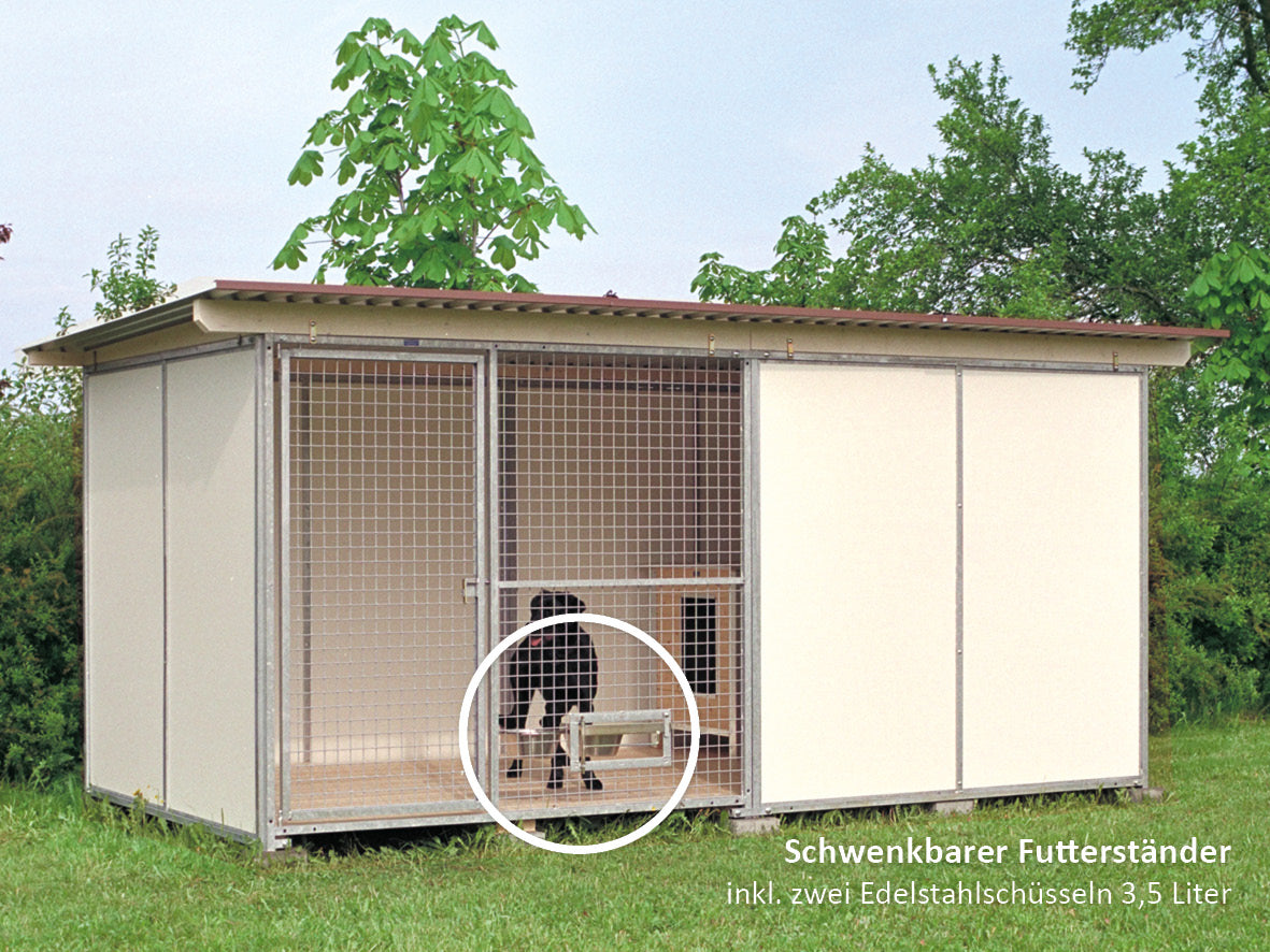 Hundezwinger mit Hunde und Hundehütte stehend im Garten auf grünem Gras