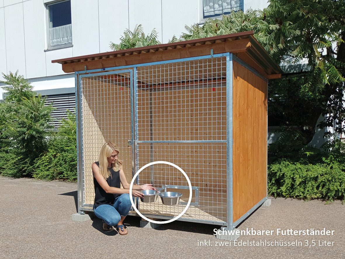 Hundezwinger mit Futterset zum Schwenken, das bedient wird von einer Frau