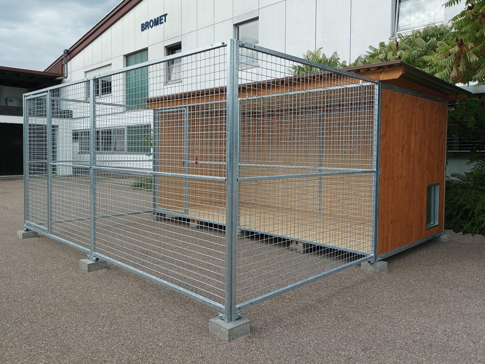 Hundeauslauf vorne am Hundezwinger angebaut