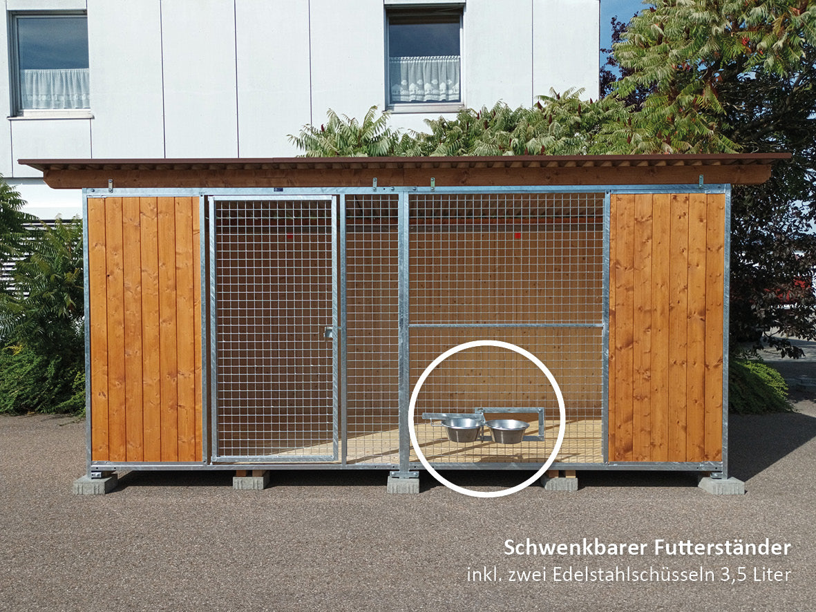 3,5 seitig geschlossener Hundezwinger aufgebaut in einem Hof, Wände gestrichen