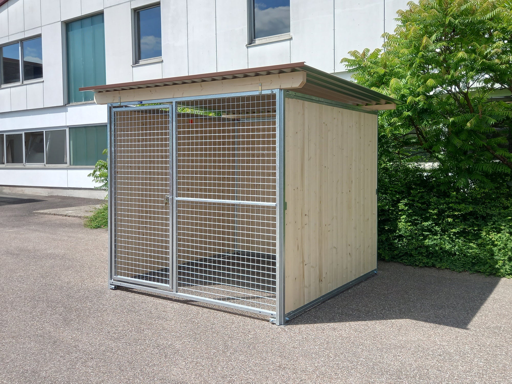 Hundezwinger in der Standard-Ausführung mit Gitterelementen und dreiseitig geschlossen Windschutzwänden
