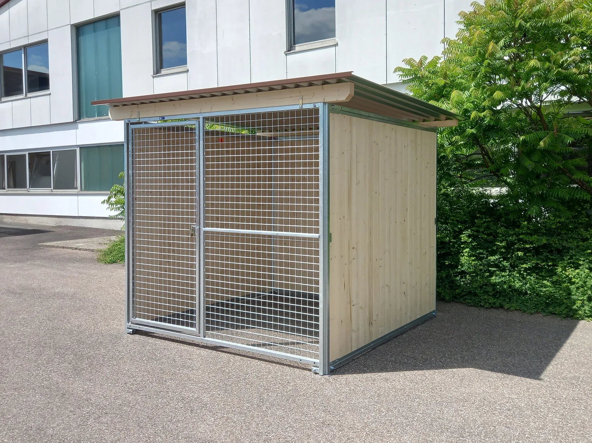 Hundezwinger in der Standard-Ausführung mit Gitterelementen und dreiseitig geschlossen Windschutzwänden