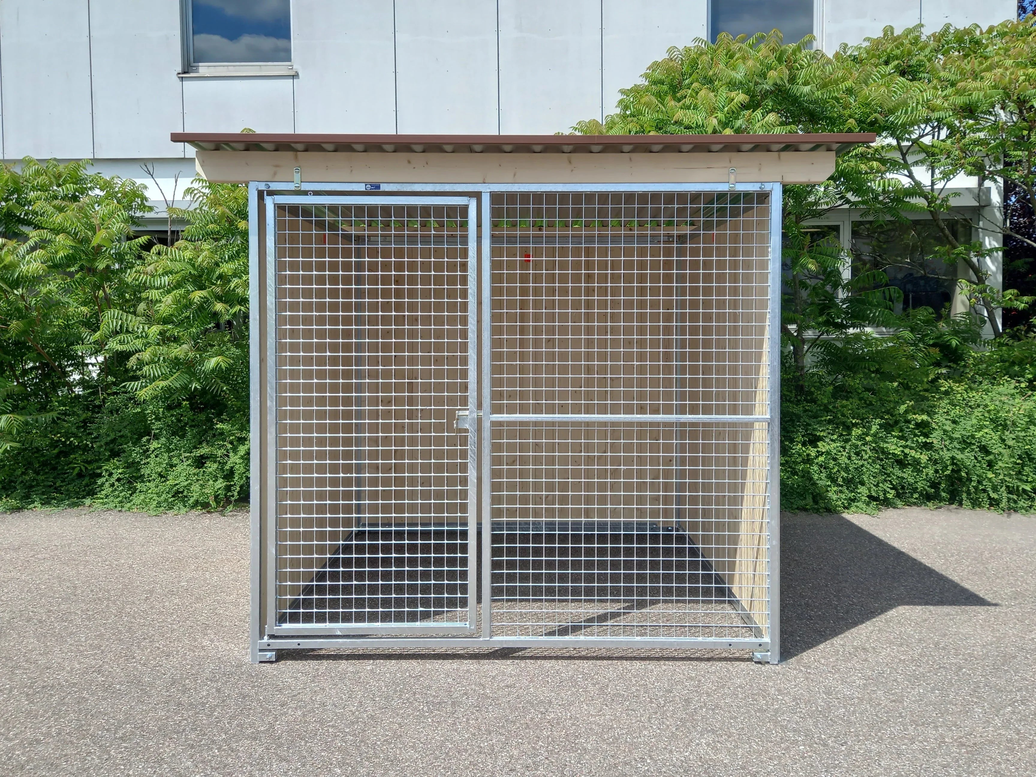 Hundezwinger in der Standard-Ausführung mit einem Gitterelement und dreiseitig geschlossen Holzwänden