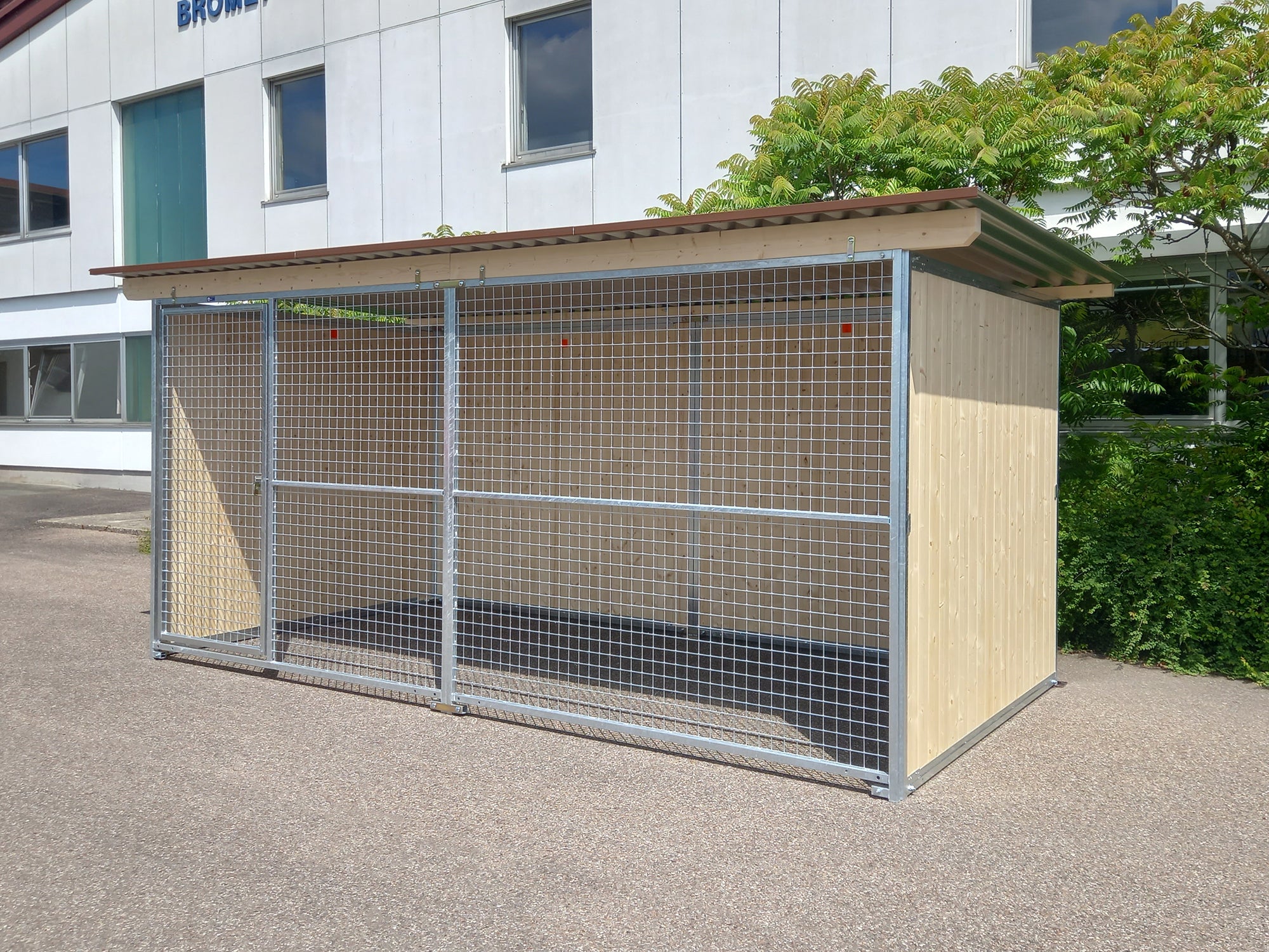 Hundezwinger in der Standard-Ausführung mit Gitterelementen und dreiseitig geschlossen Holzwänden