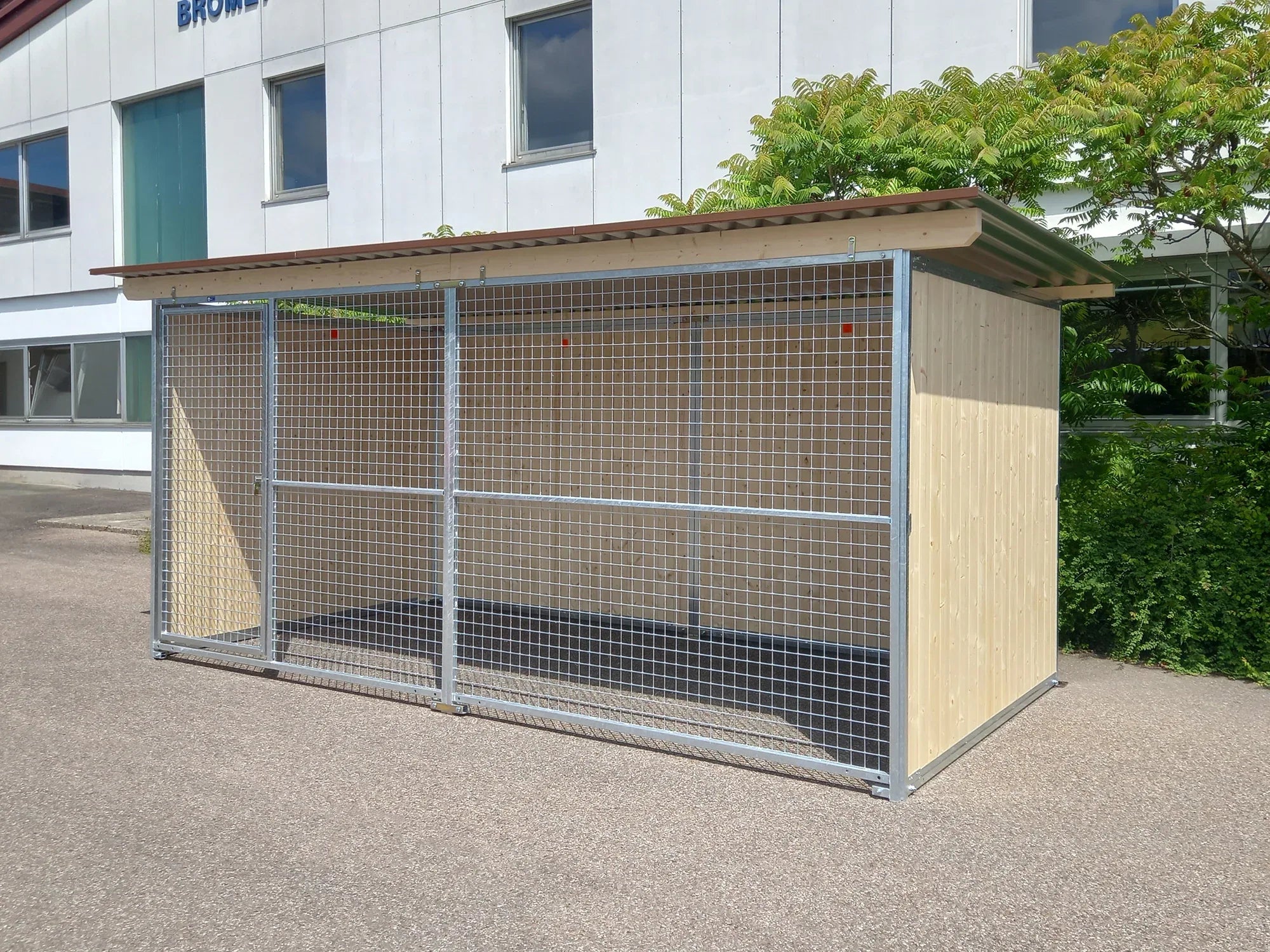 Hundezwinger in der Standard-Ausführung mit Gitterelementen und dreiseitig geschlossen Holzwänden