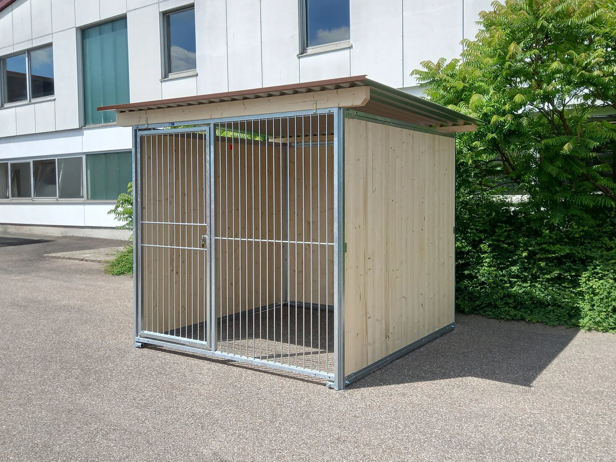 Hundezwinger in der Standard-Ausführung mit einem Stabelement und dreiseitig geschlossen Holzwänden