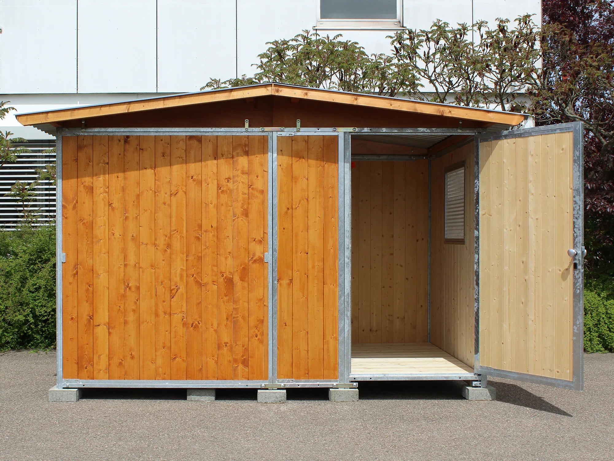 Gerätehaus mit Türe nach rechts außen öffnend einem Fenster, Dach und Boden aus Fichtenholz