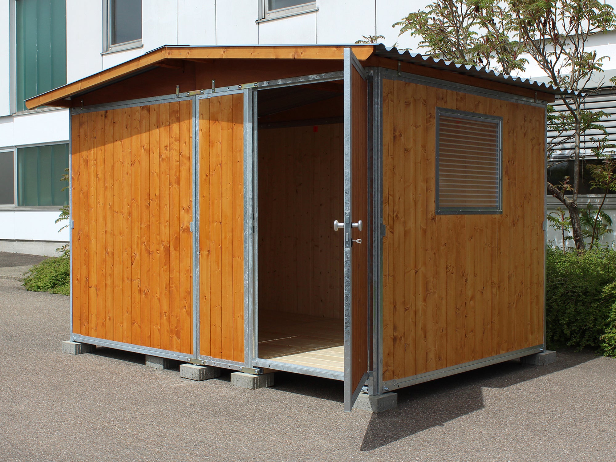 Gartenhaus aus Holz mit Stahlrahmen mit abschließbarer Türe und Giebeldach