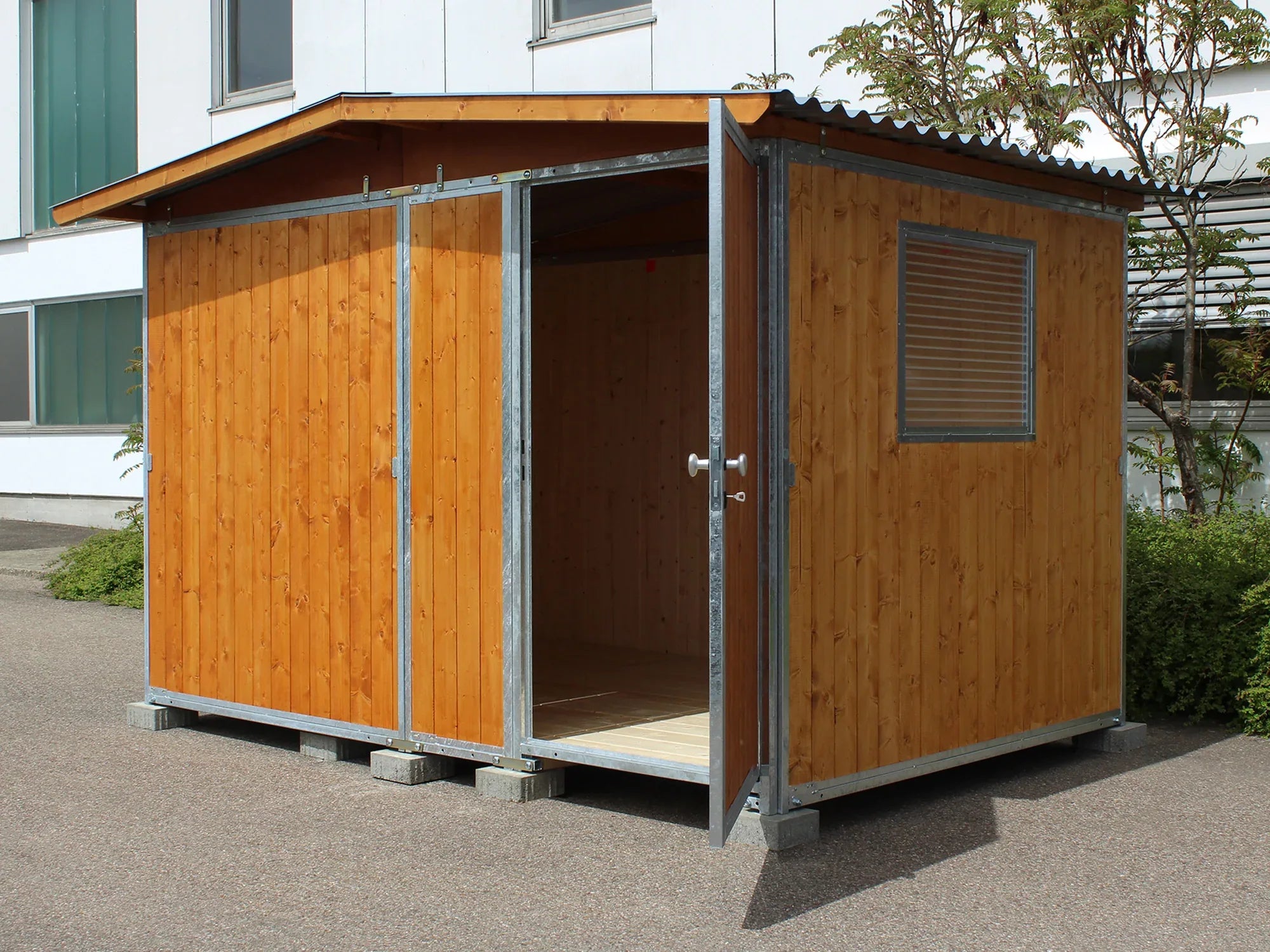 Gartenhaus aus Holz mit Stahlrahmen mit abschließbarer Türe und Giebeldach